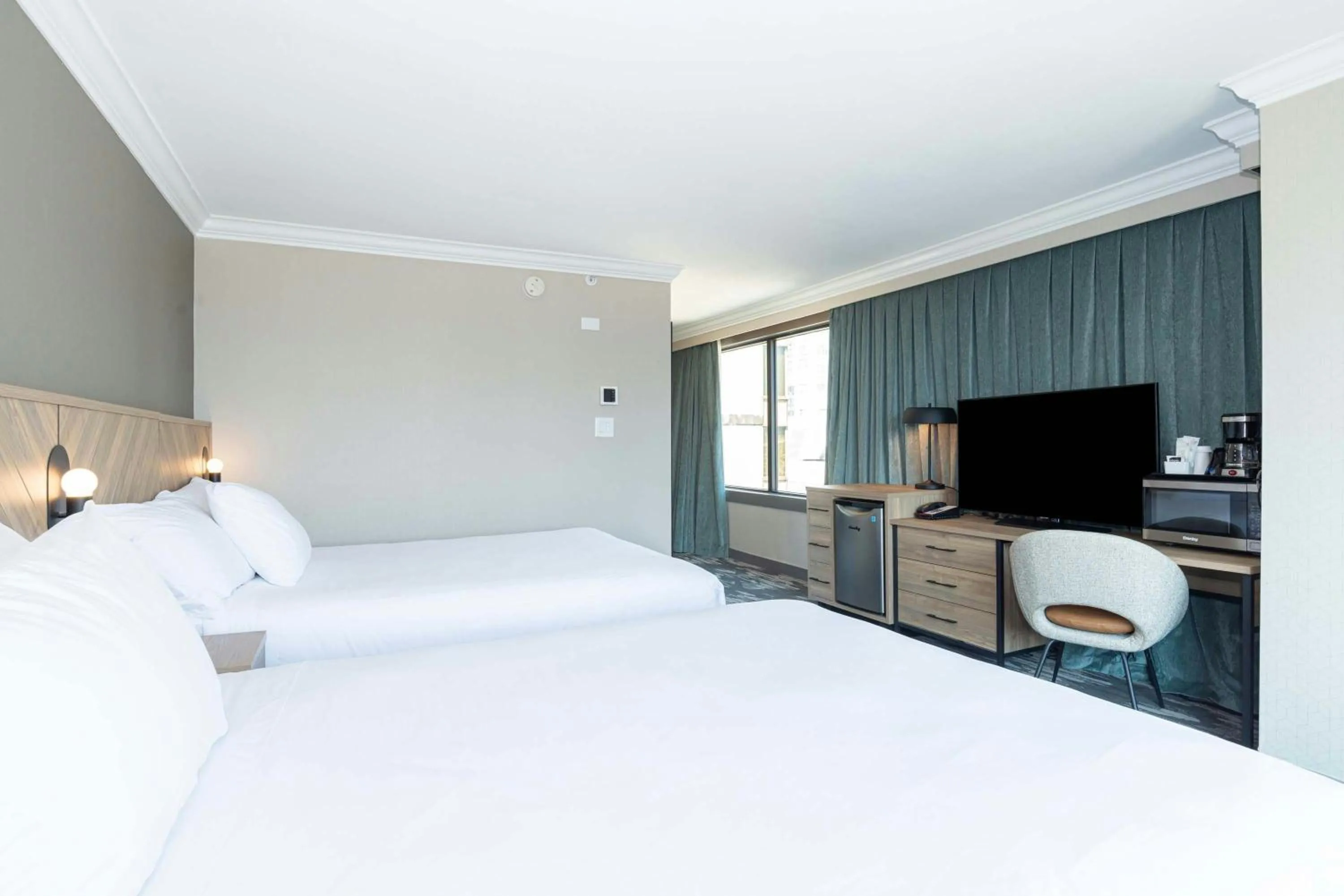 Photo of the whole room, Bed in Sandman Signature Vancouver Downtown Hotel