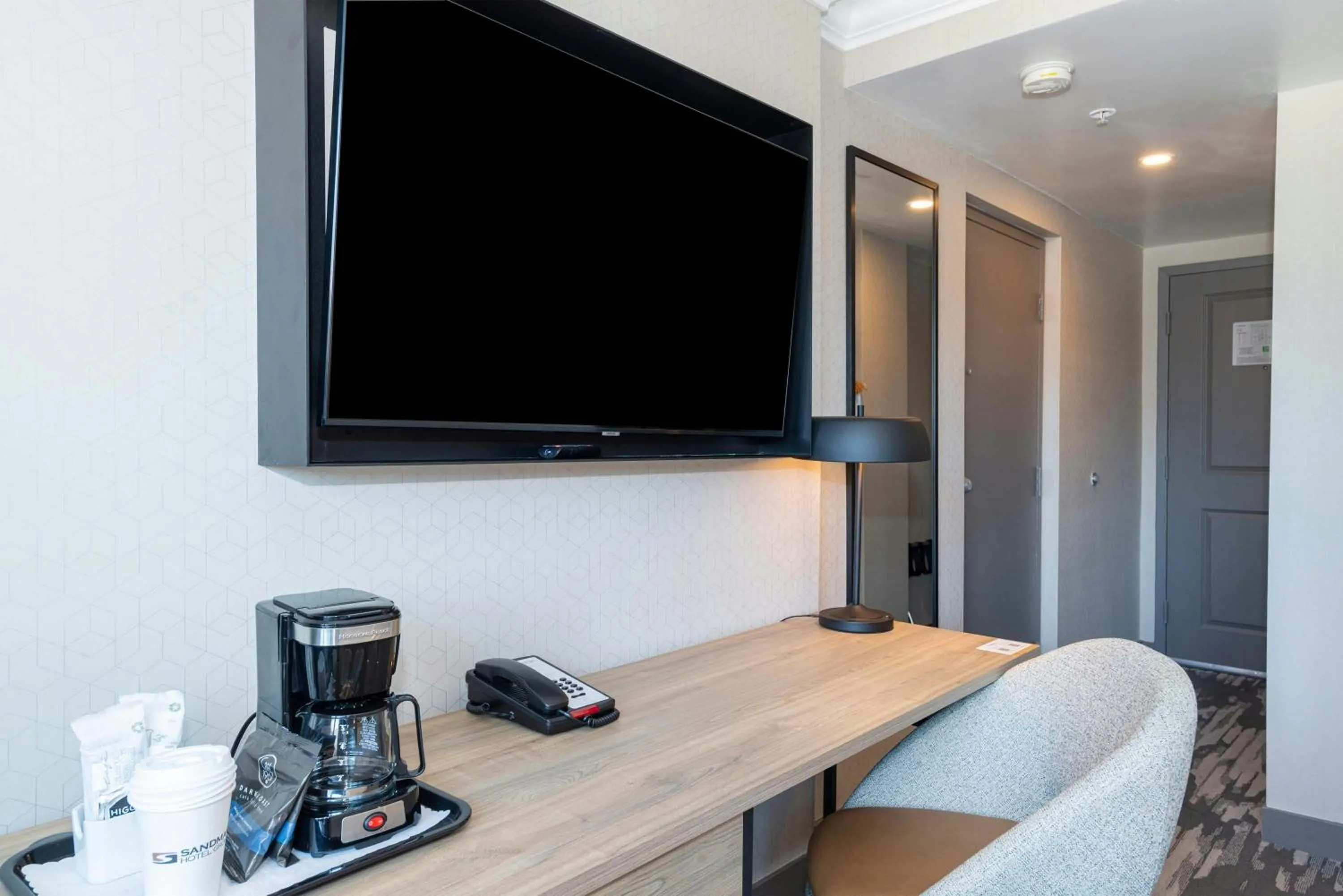 Photo of the whole room in Sandman Signature Vancouver Downtown Hotel