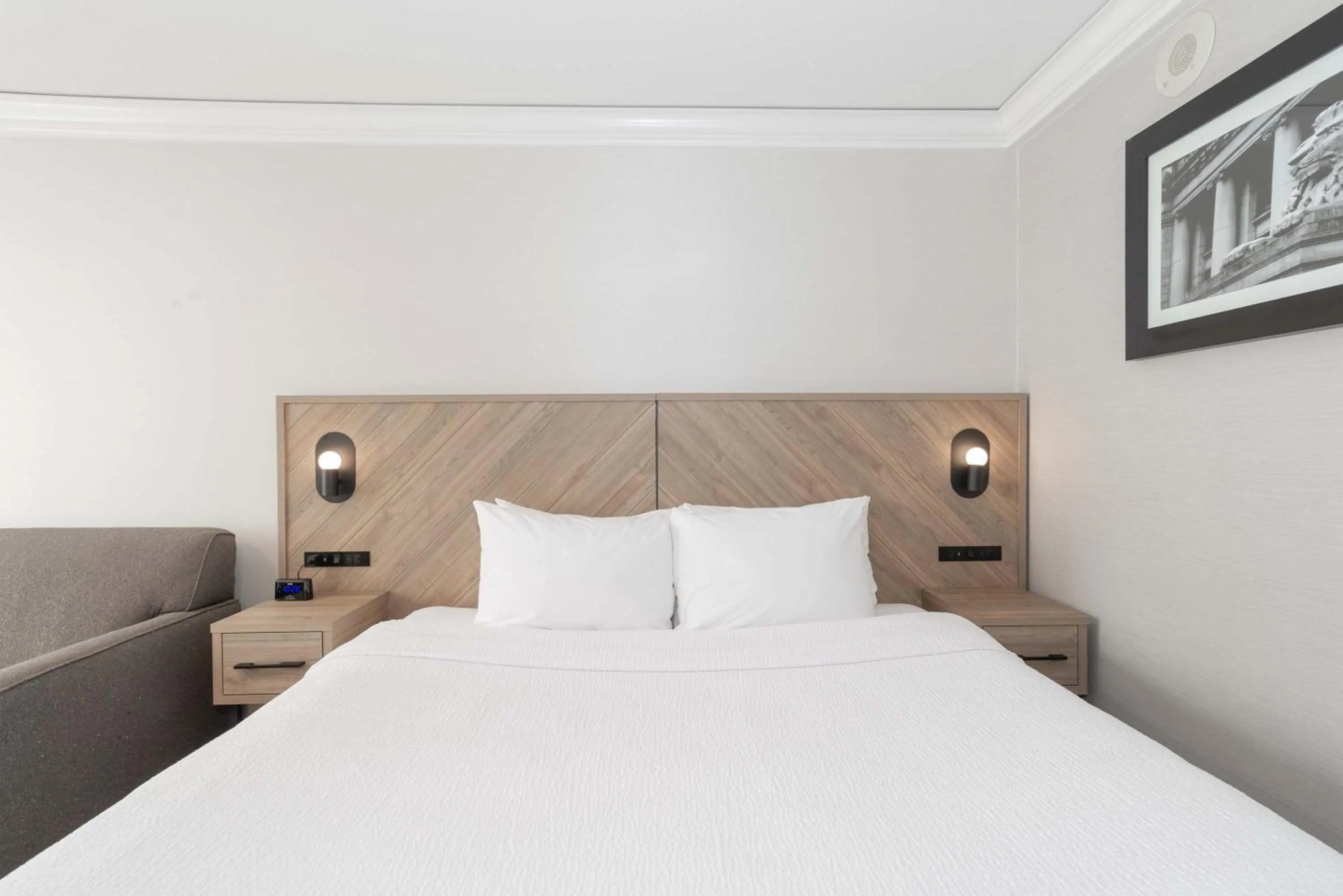 Photo of the whole room, Bed in Sandman Signature Vancouver Downtown Hotel