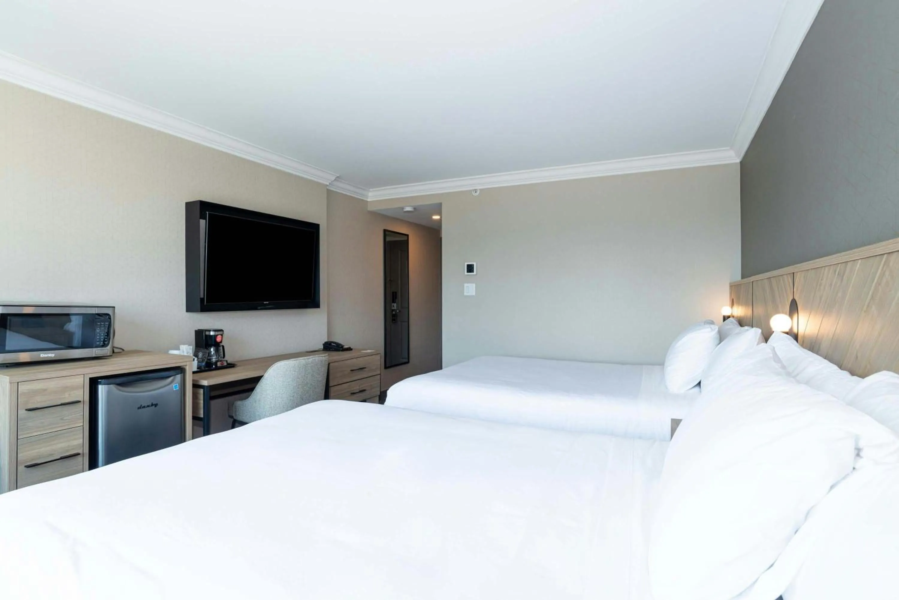 Photo of the whole room, Bed in Sandman Signature Vancouver Downtown Hotel