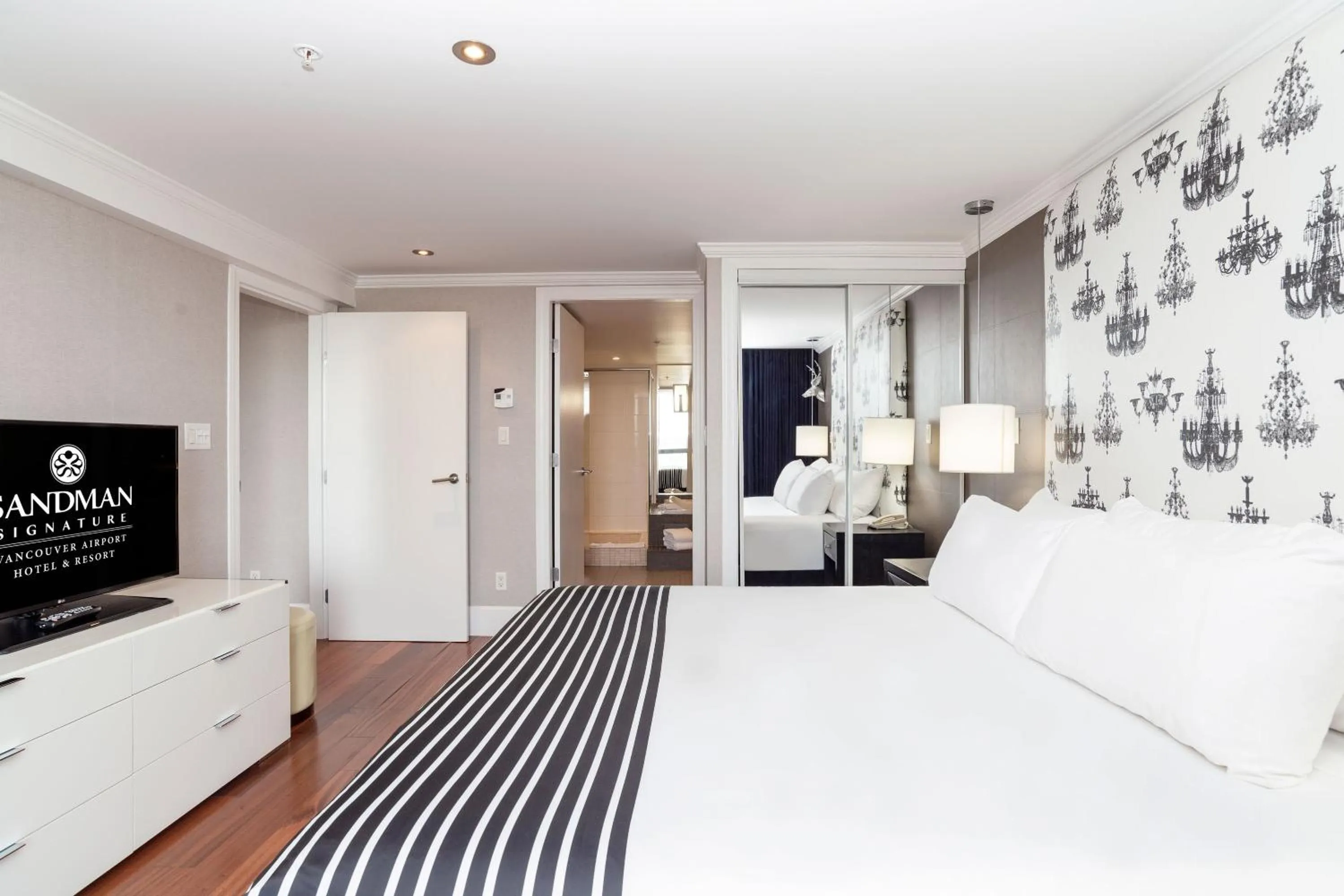 Photo of the whole room, Bed in Sandman Signature Vancouver Airport Hotel & Resort