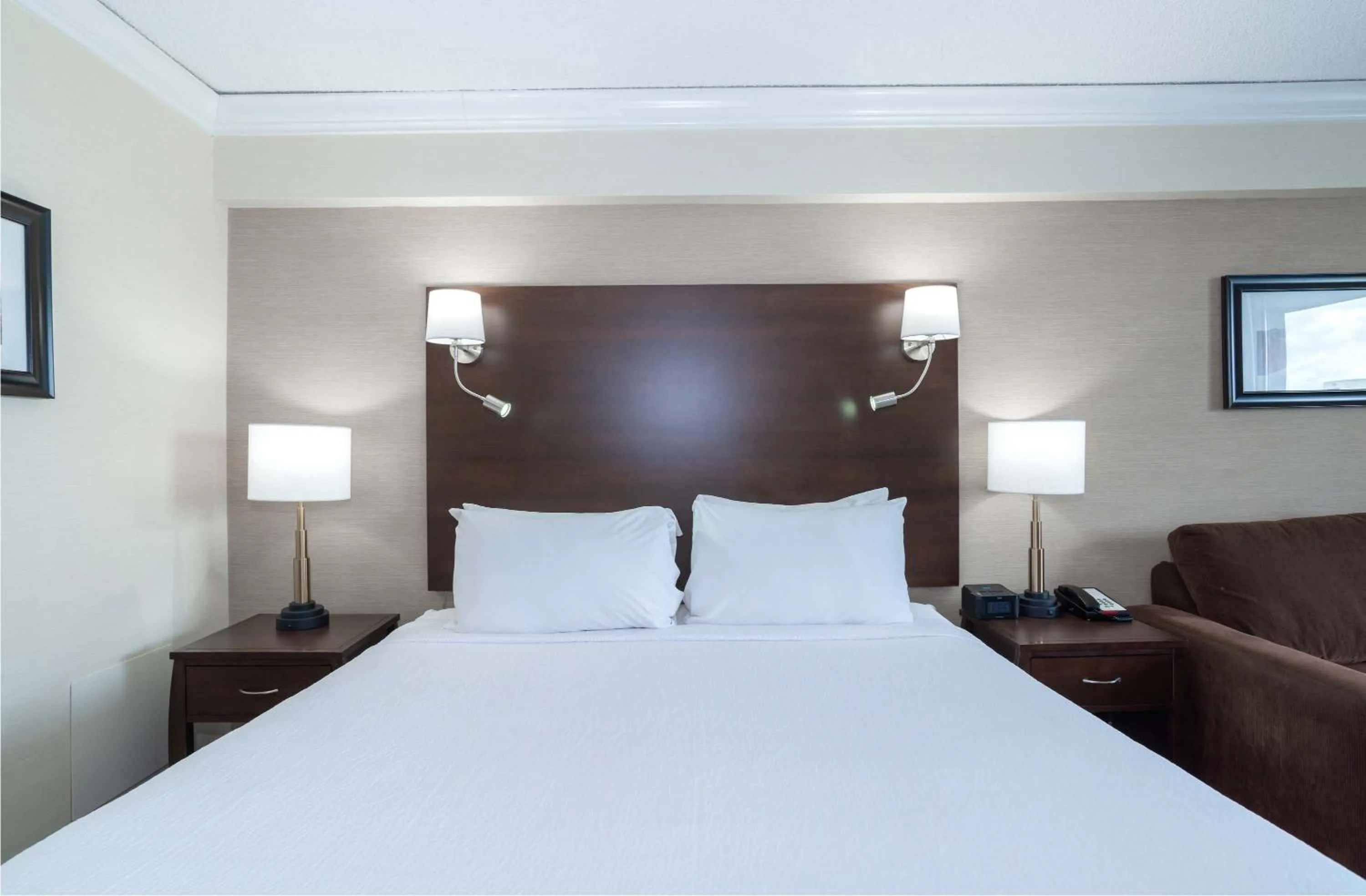 Photo of the whole room, Bed in Sandman Signature Vancouver Airport Hotel & Resort