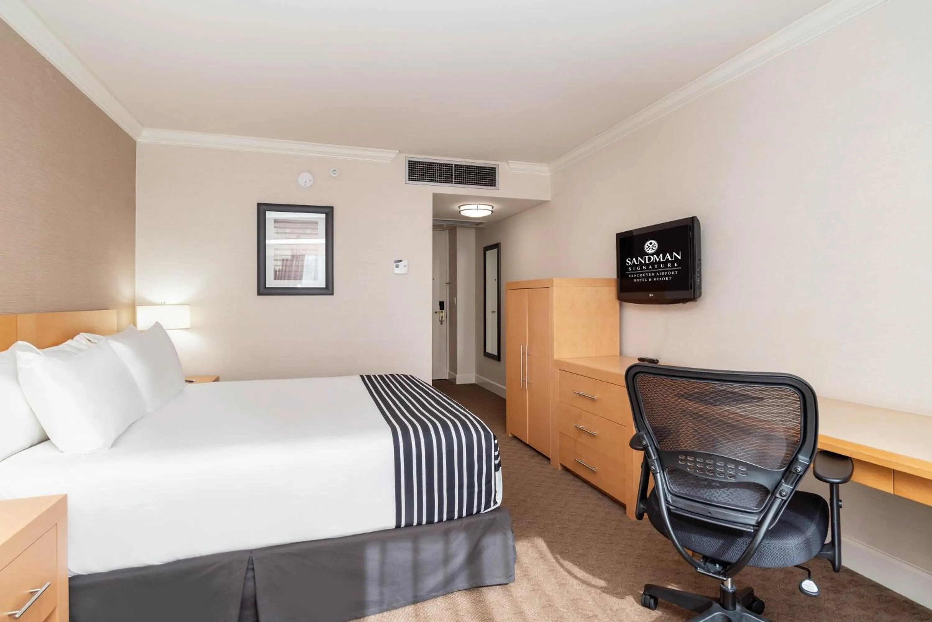 Photo of the whole room, Bed in Sandman Signature Vancouver Airport Hotel & Resort