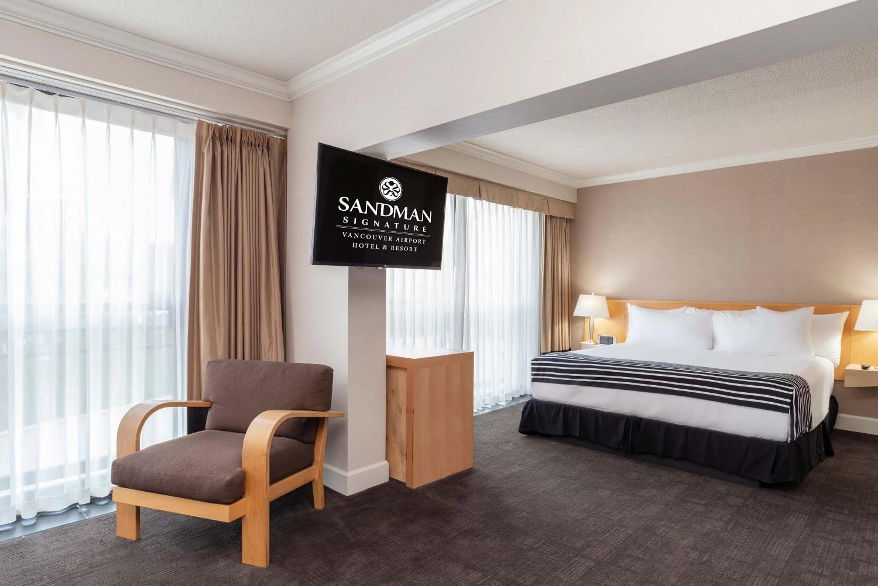 Photo of the whole room, Bed in Sandman Signature Vancouver Airport Hotel & Resort