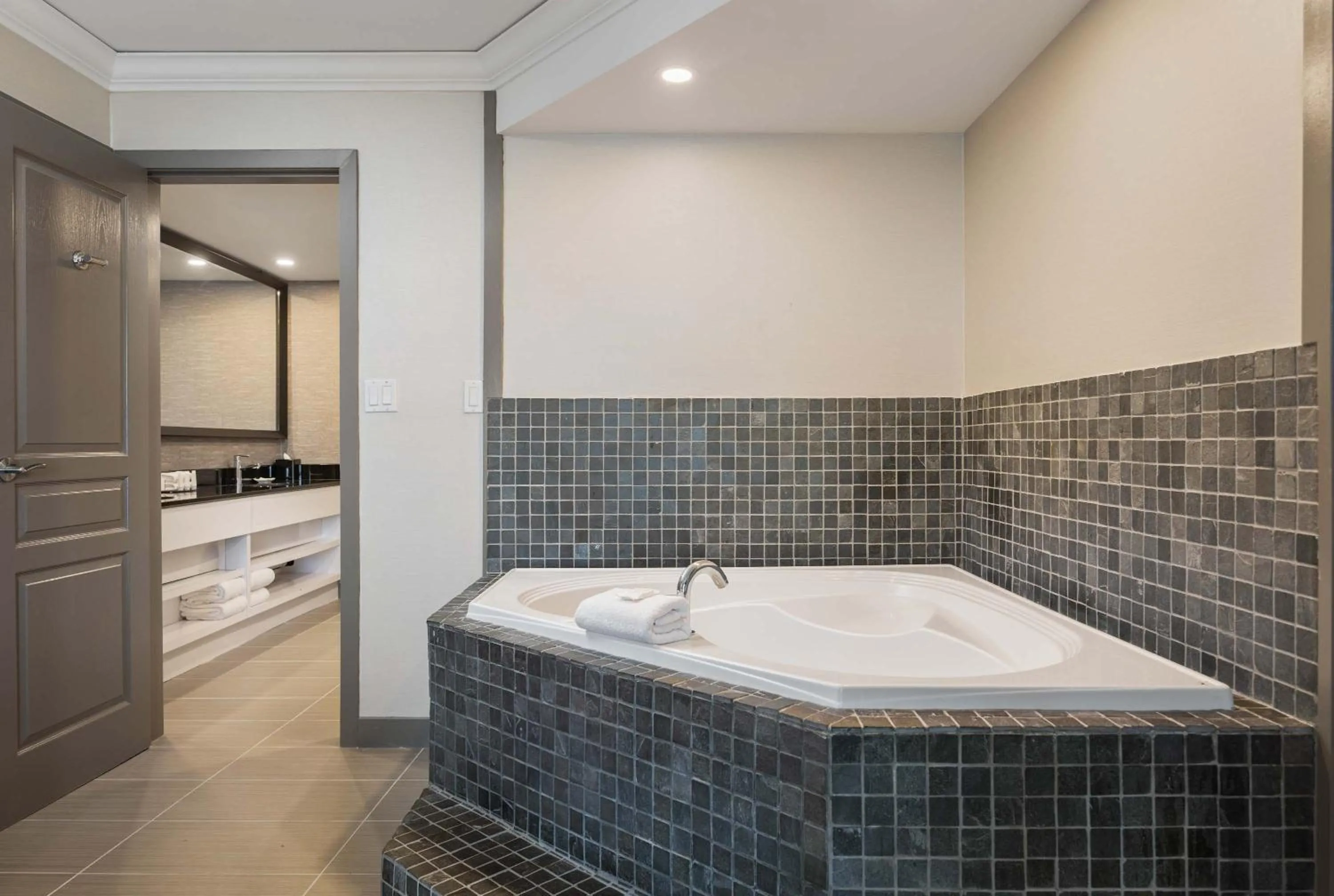 Photo of the whole room in Sandman Signature Toronto Airport Hotel