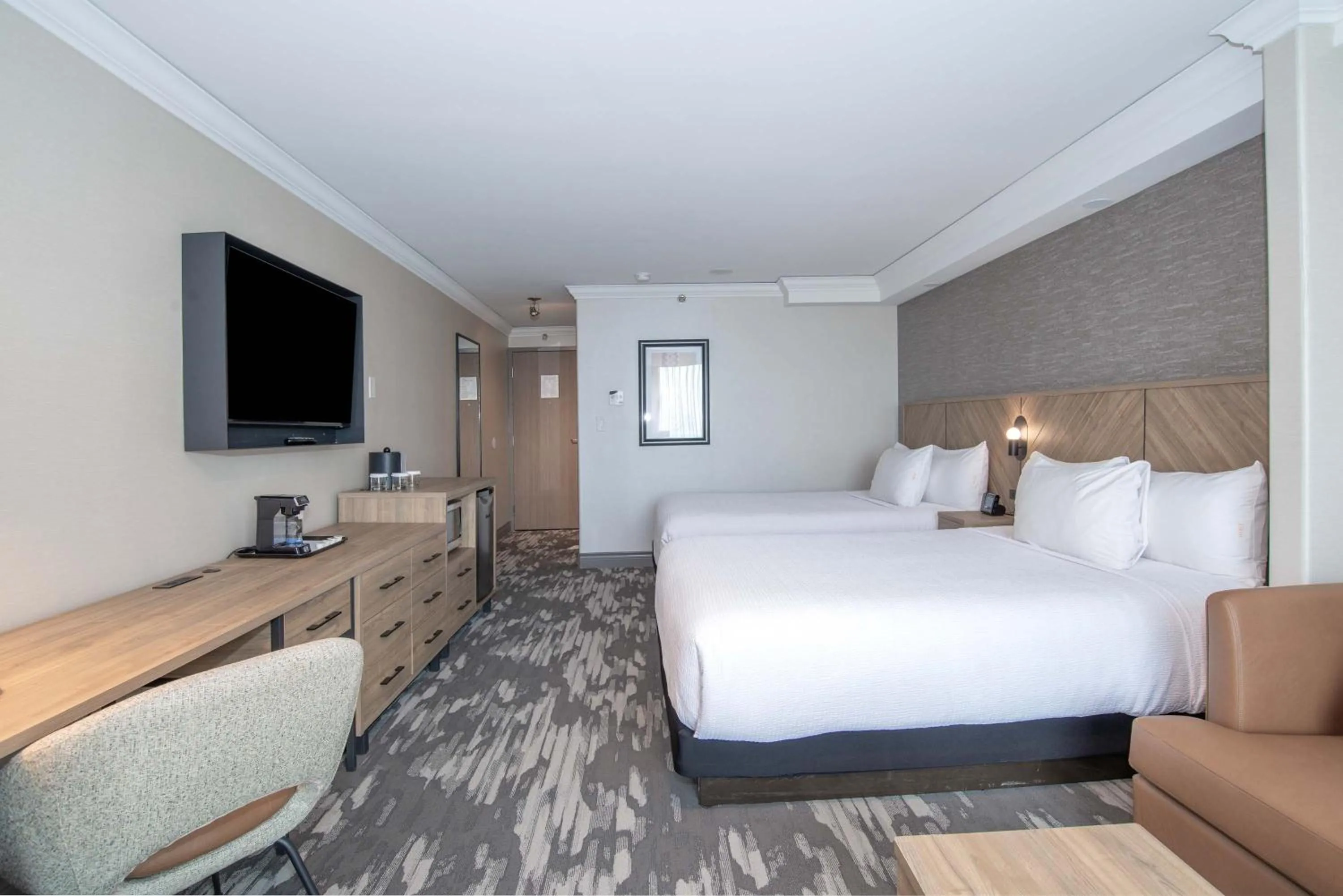 Photo of the whole room, Bed in Sandman Signature Toronto Airport Hotel