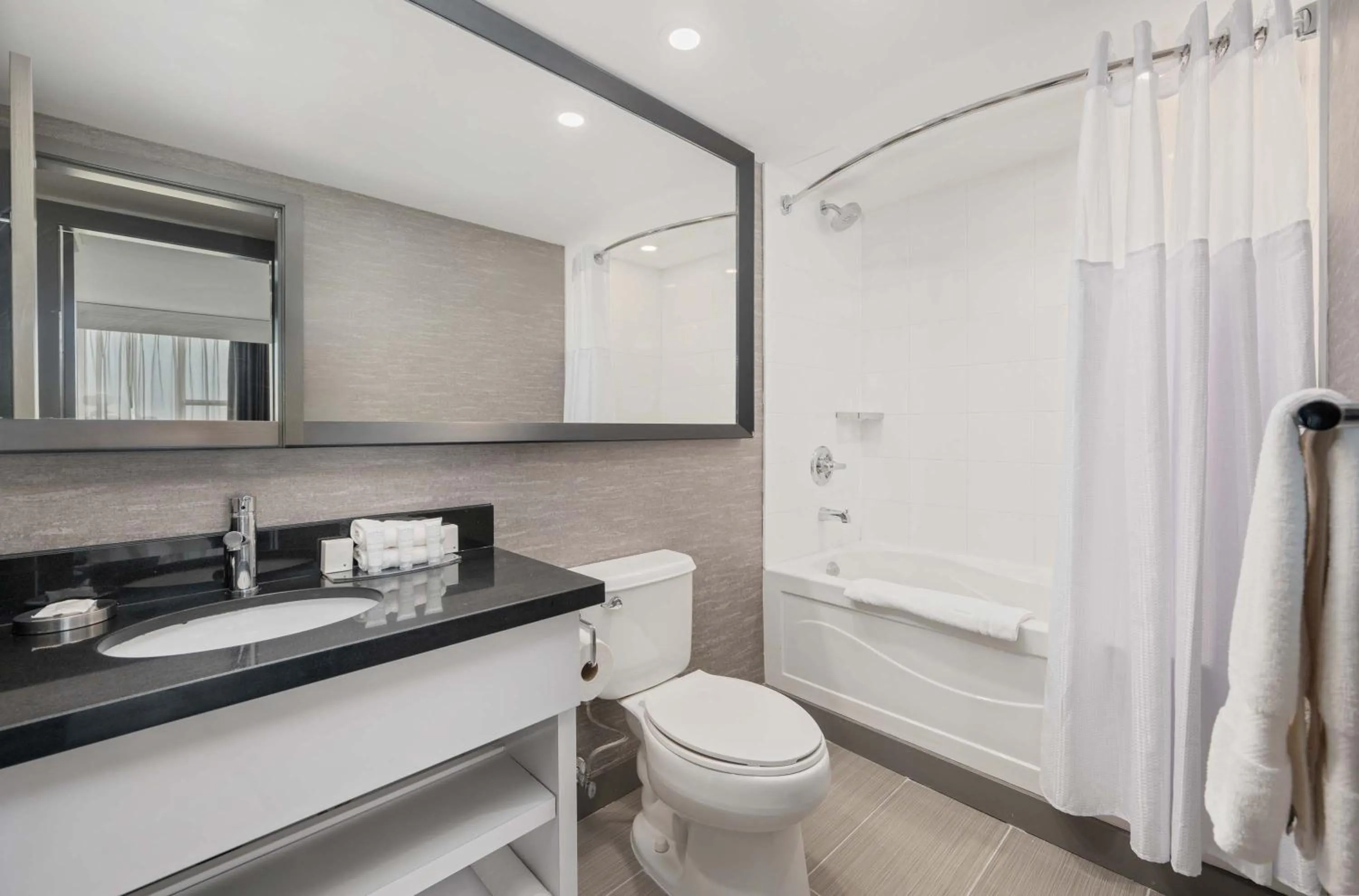 Bathroom in Sandman Signature Toronto Airport Hotel