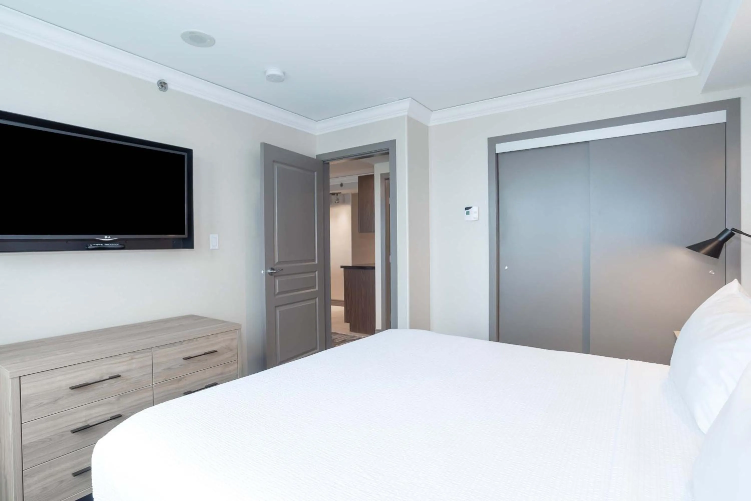 Photo of the whole room, Bed in Sandman Signature Toronto Airport Hotel