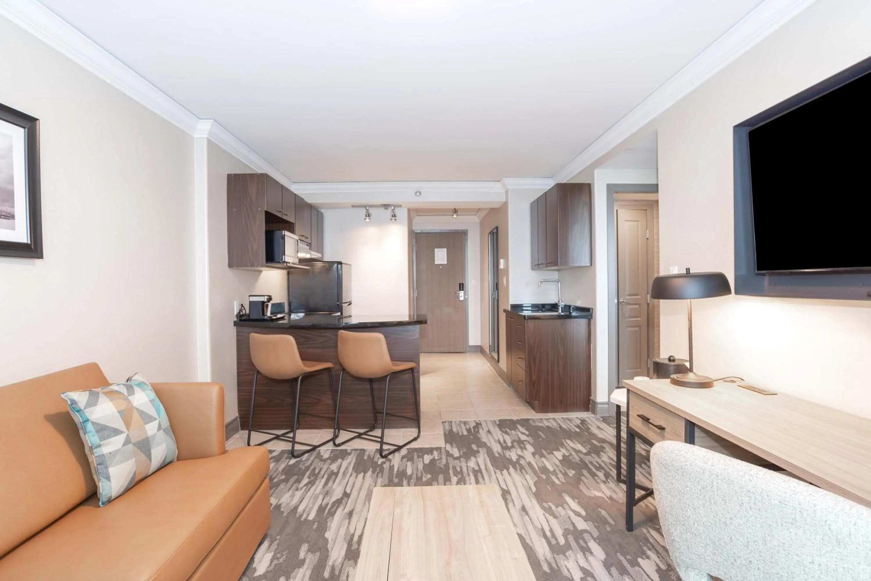 Photo of the whole room in Sandman Signature Toronto Airport Hotel