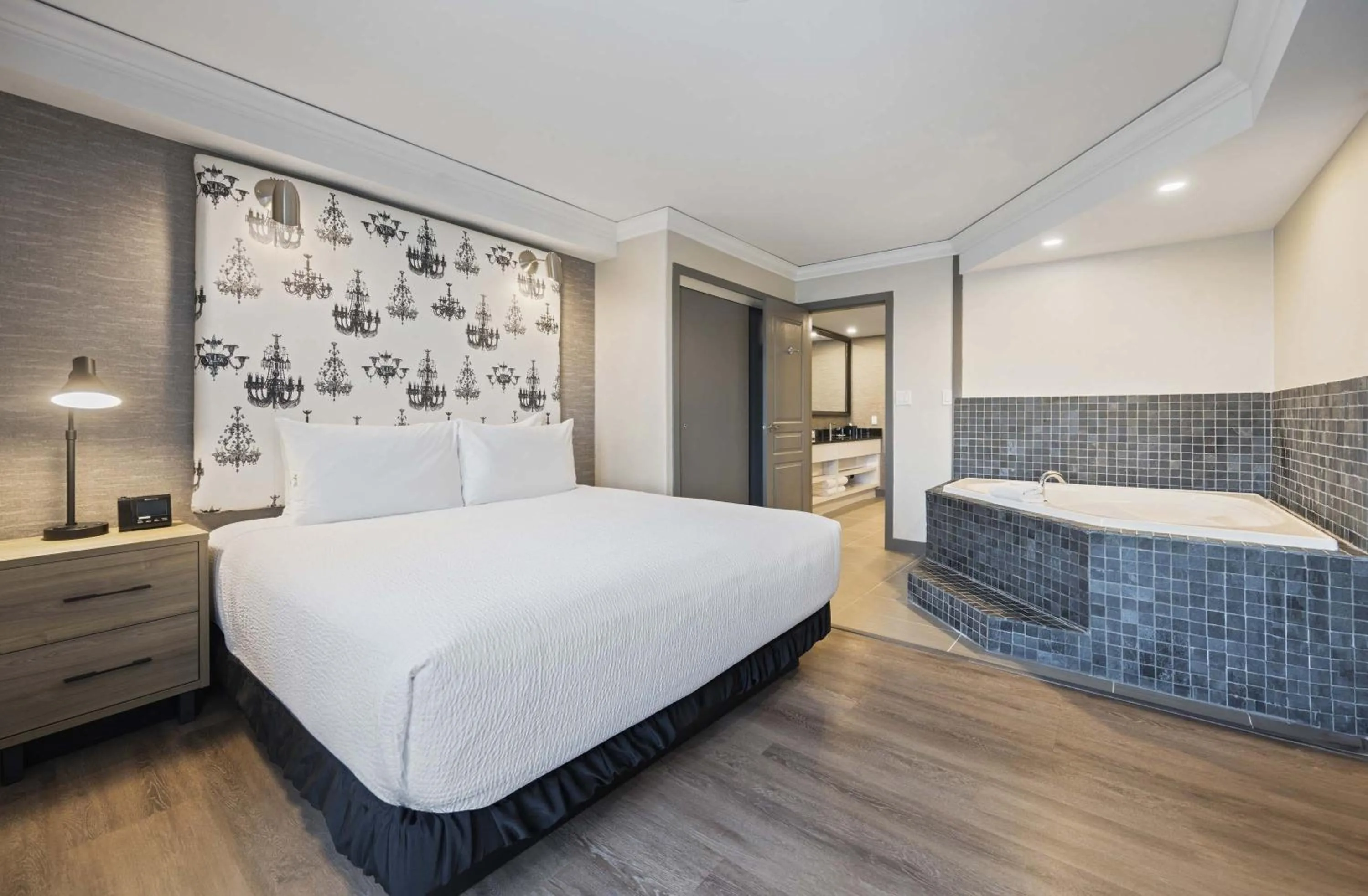 Photo of the whole room, Bed in Sandman Signature Toronto Airport Hotel