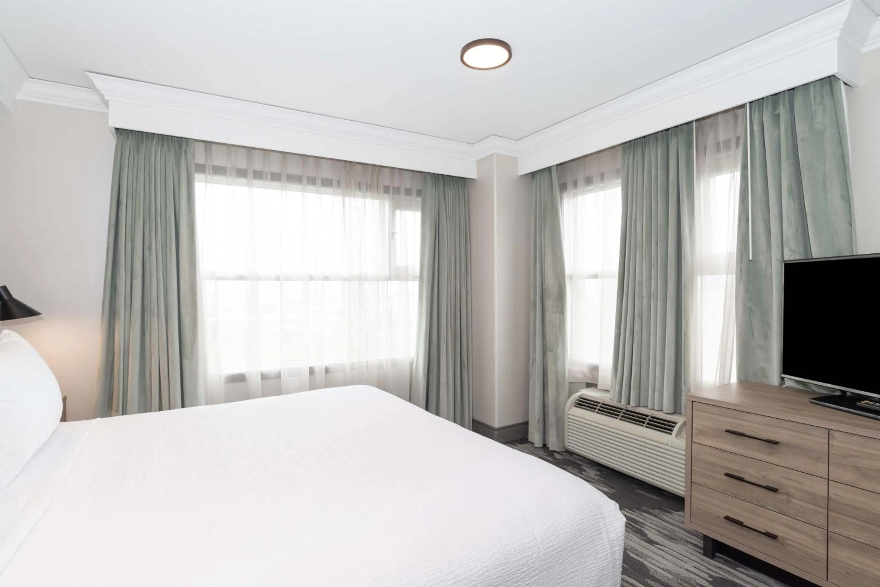 Photo of the whole room, Bed in Sandman Signature Toronto Airport Hotel