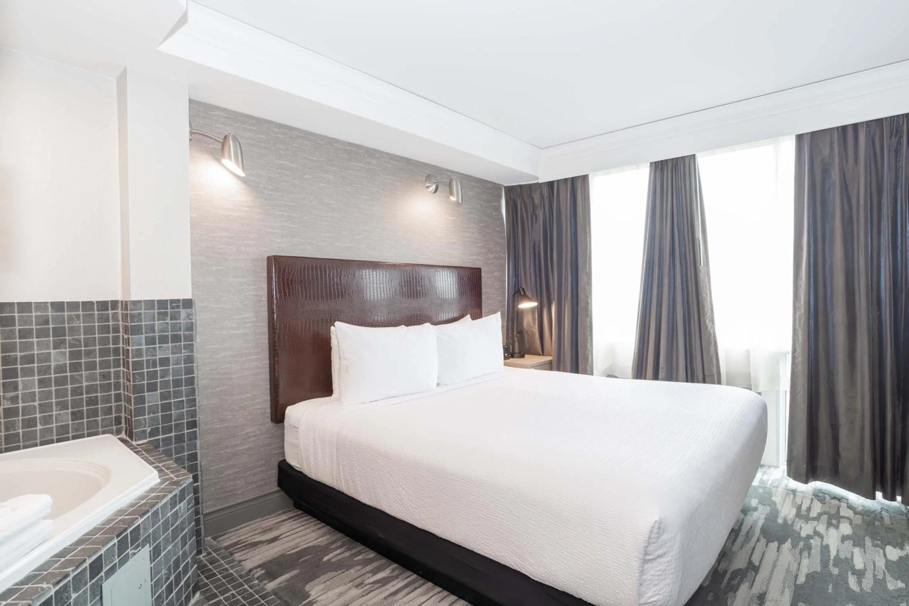 Photo of the whole room, Bed in Sandman Signature Toronto Airport Hotel