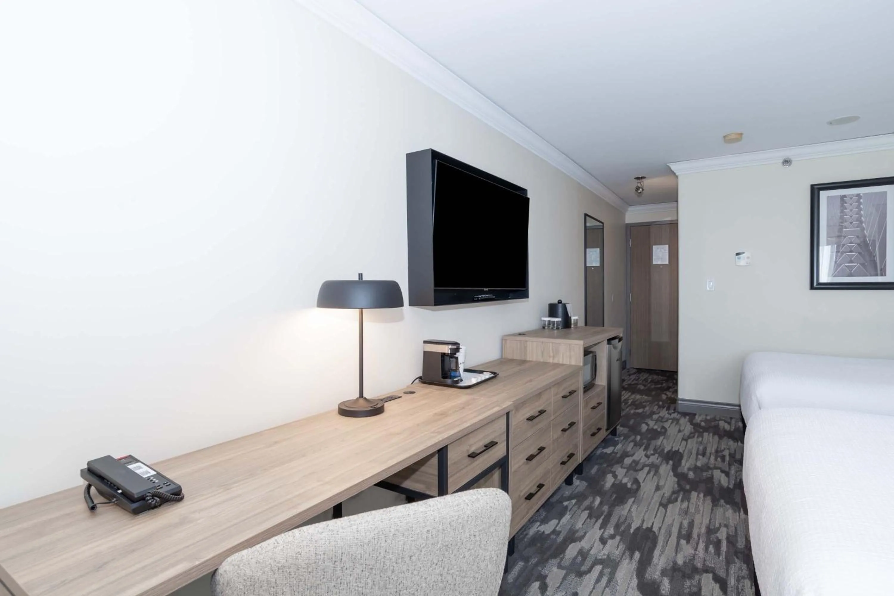 Photo of the whole room in Sandman Signature Toronto Airport Hotel