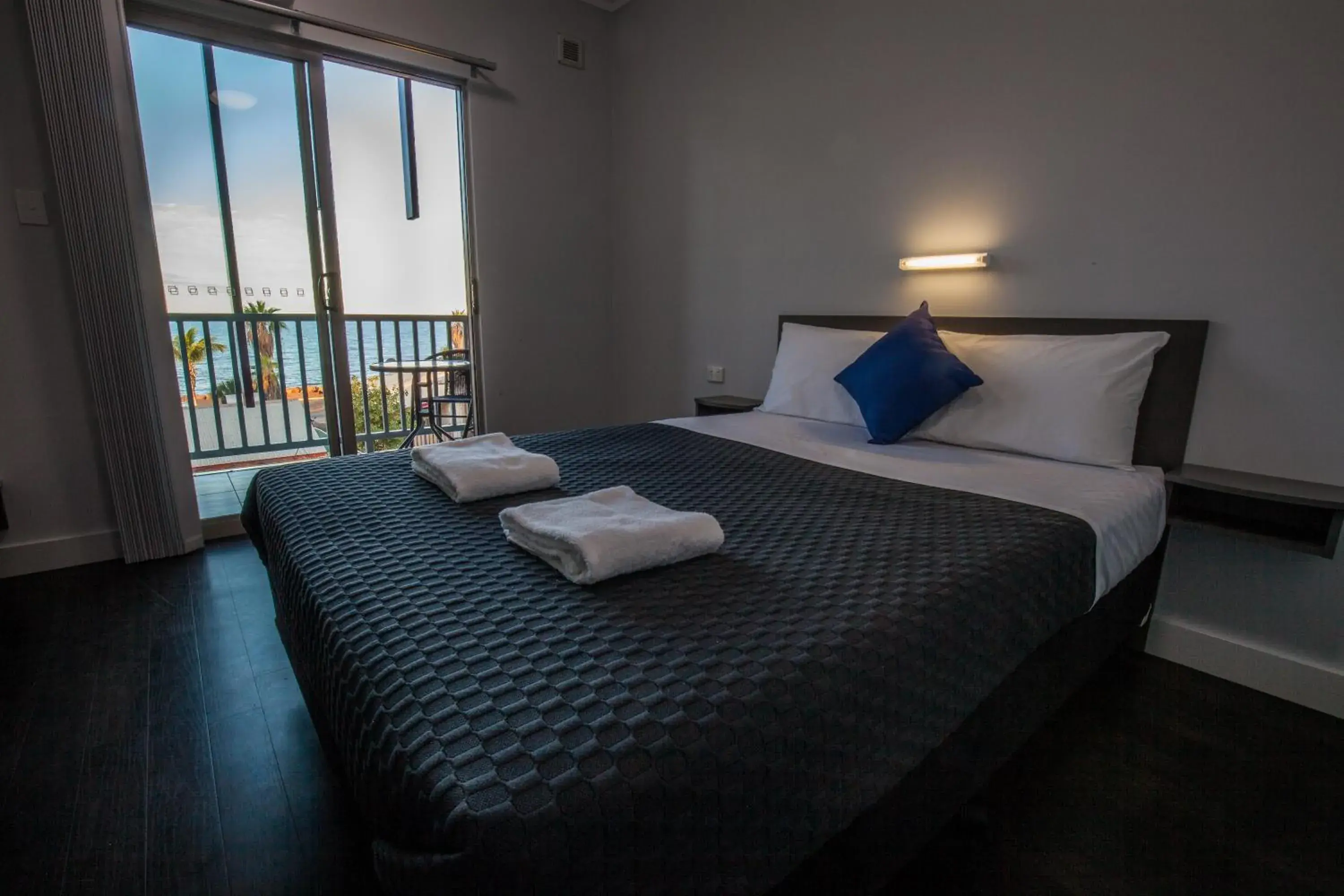 Queen Room with Balcony in Beadon Bay Hotel Queen Room with Balcony in Beadon Bay Hotel