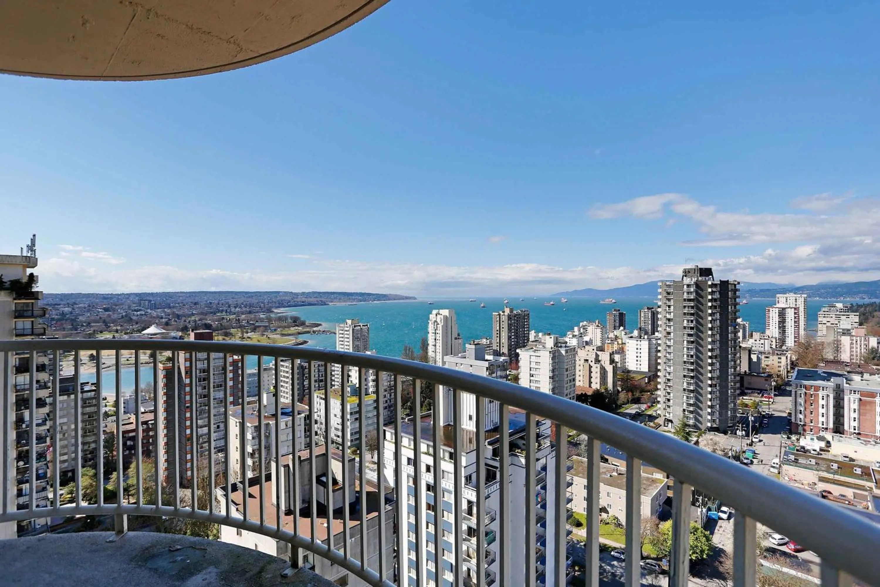 Property building in Sandman Suites Vancouver on Davie