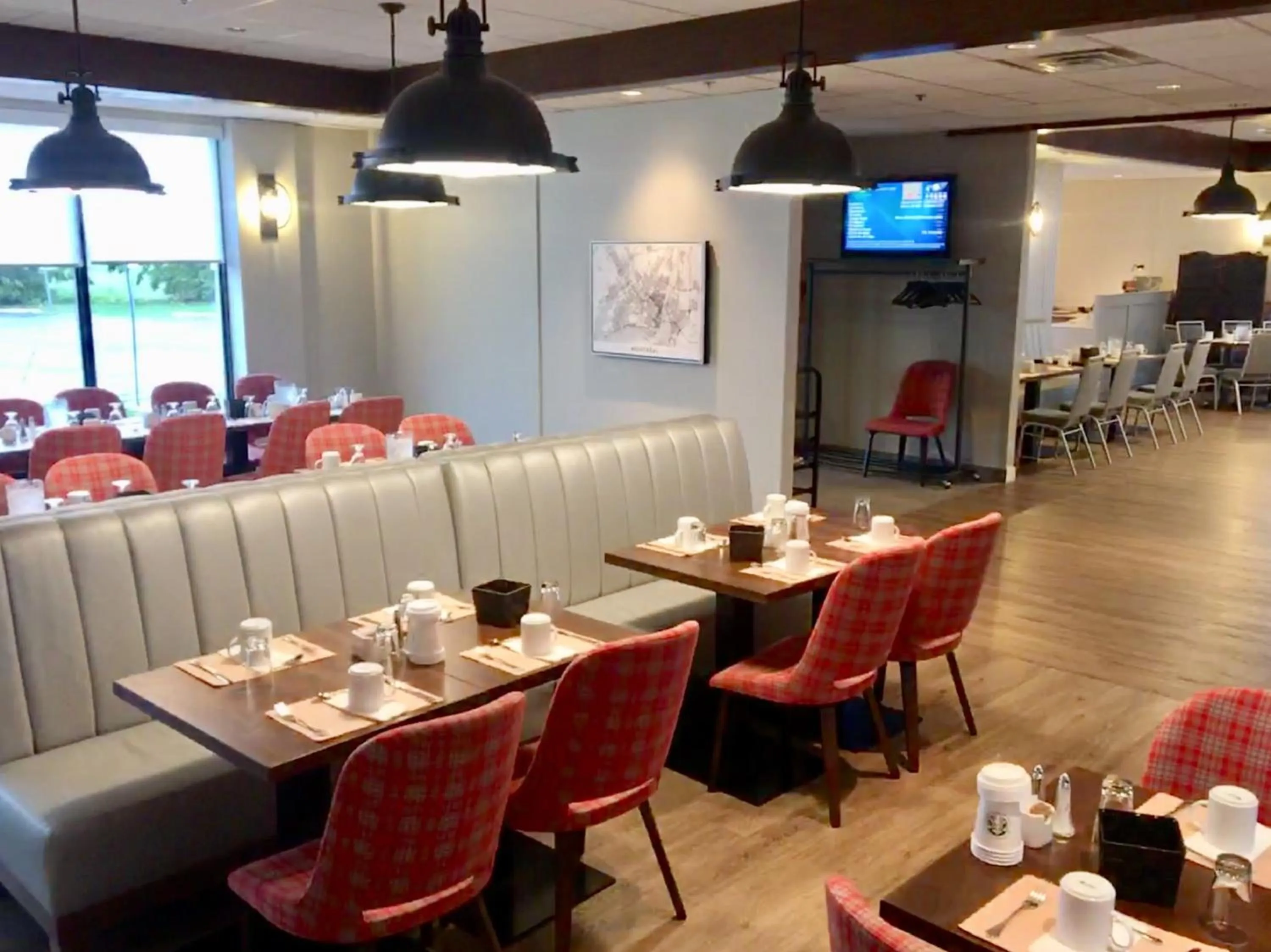 Restaurant/places to eat in Holiday Inn Montreal Longueuil by IHG