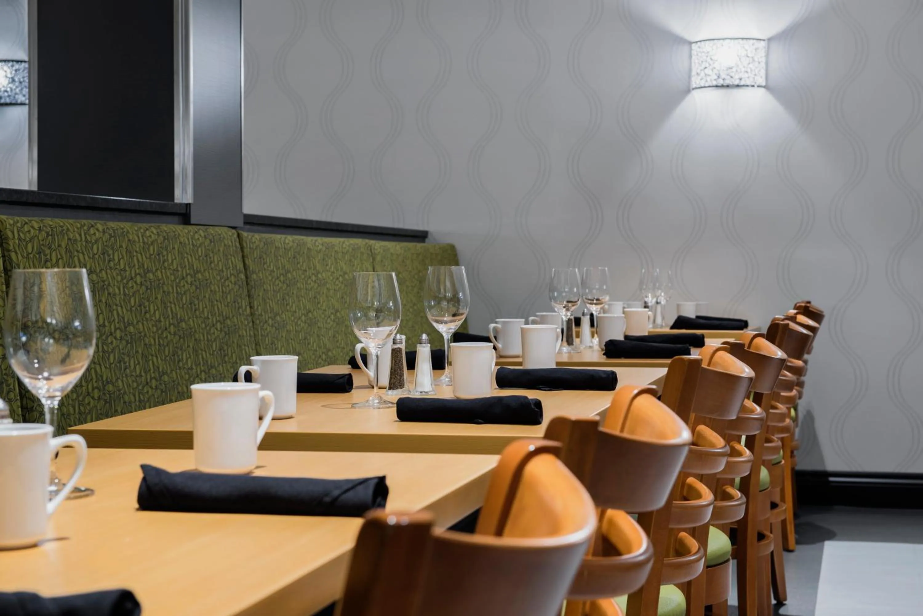 Restaurant/places to eat in Holiday Inn Winnipeg - Airport West, an IHG Hotel