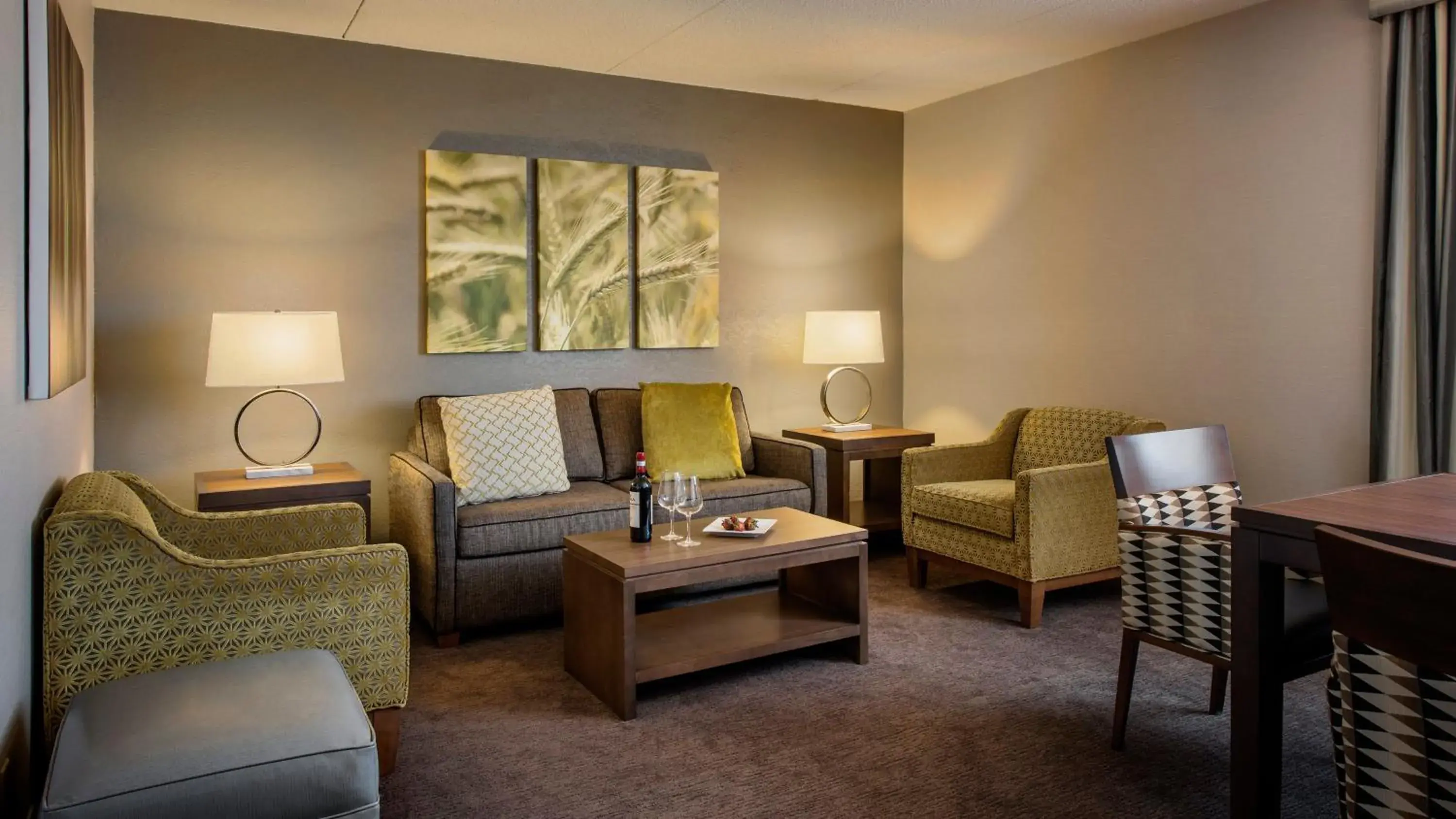 One-Bedroom Suite with City View in Holiday Inn Winnipeg-South by IHG One-Bedroom Suite with City View in Holiday Inn Winnipeg-South by IHG