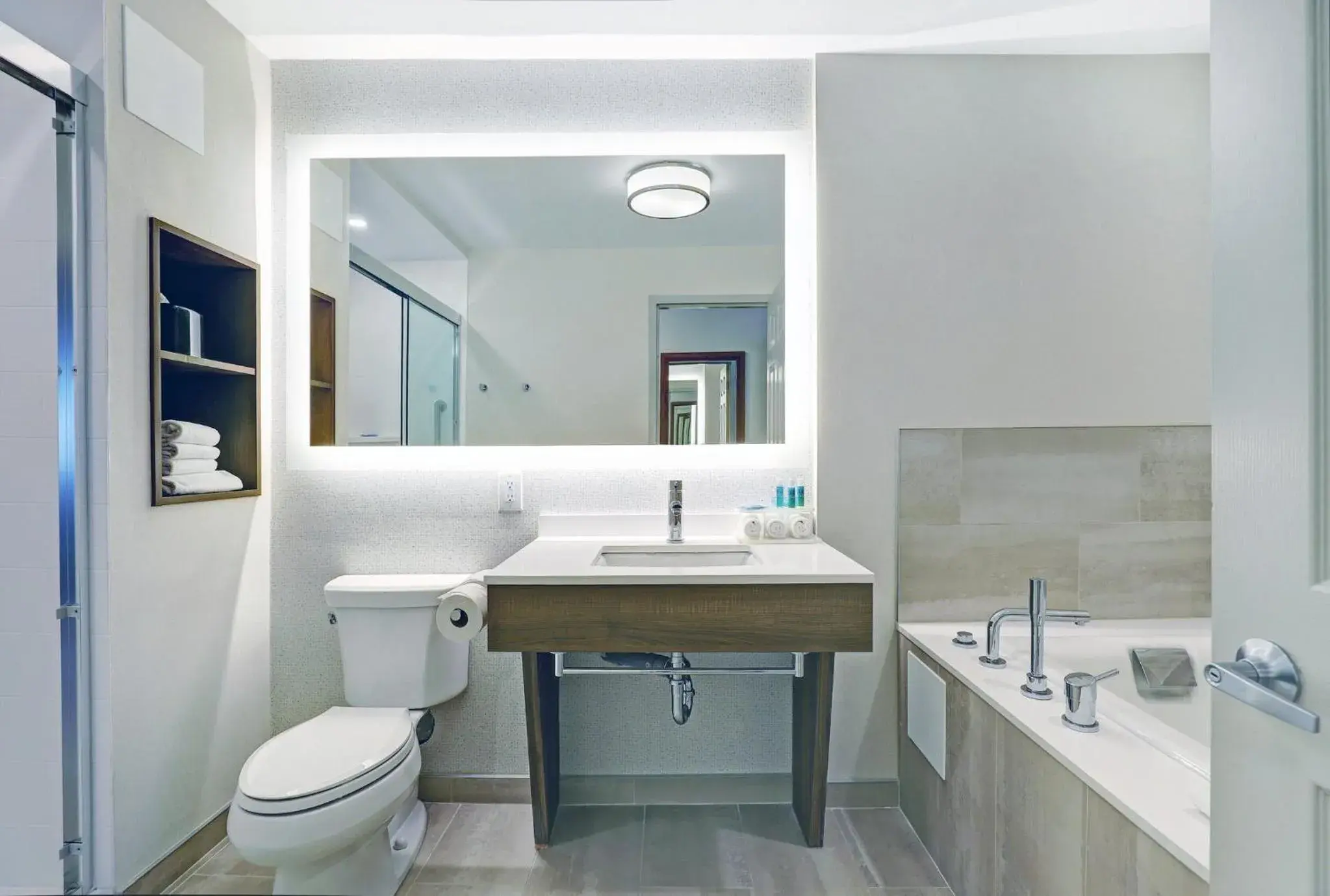 One-Bedroom King Suite with Spa Bath in Holiday Inn Express Whitby Oshawa by IHG One-Bedroom King Suite with Spa Bath in Holiday Inn Express Whitby Oshawa by IHG