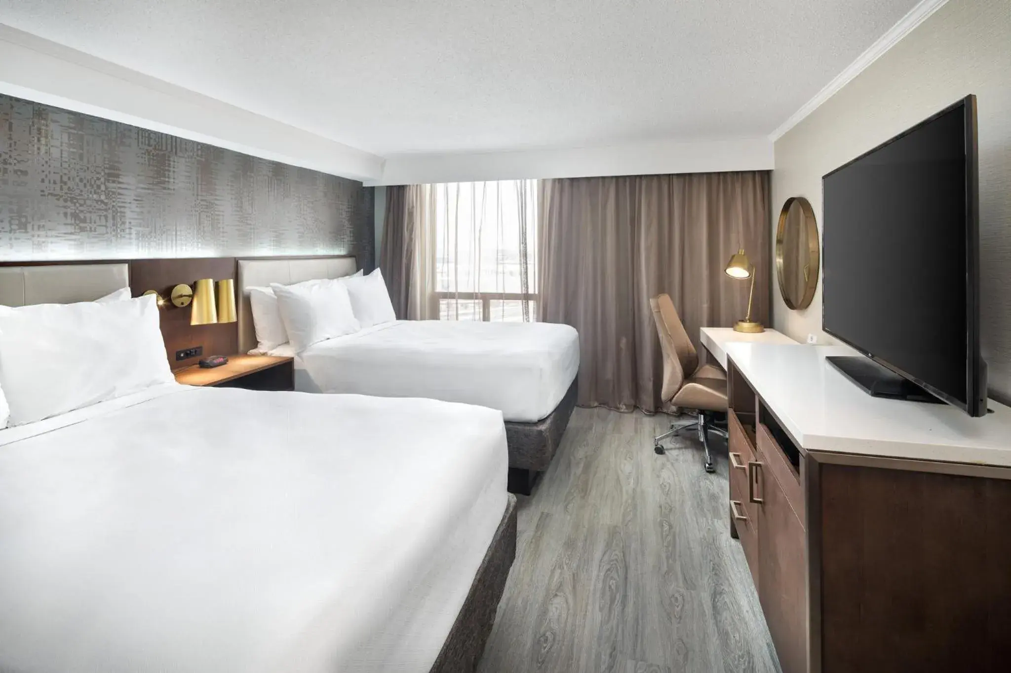 Standard Double Room with Bath/Shower Combination in Crowne Plaza Toronto Airport by IHG Standard Double Room with Bath/Shower Combination in Crowne Plaza Toronto Airport by IHG
