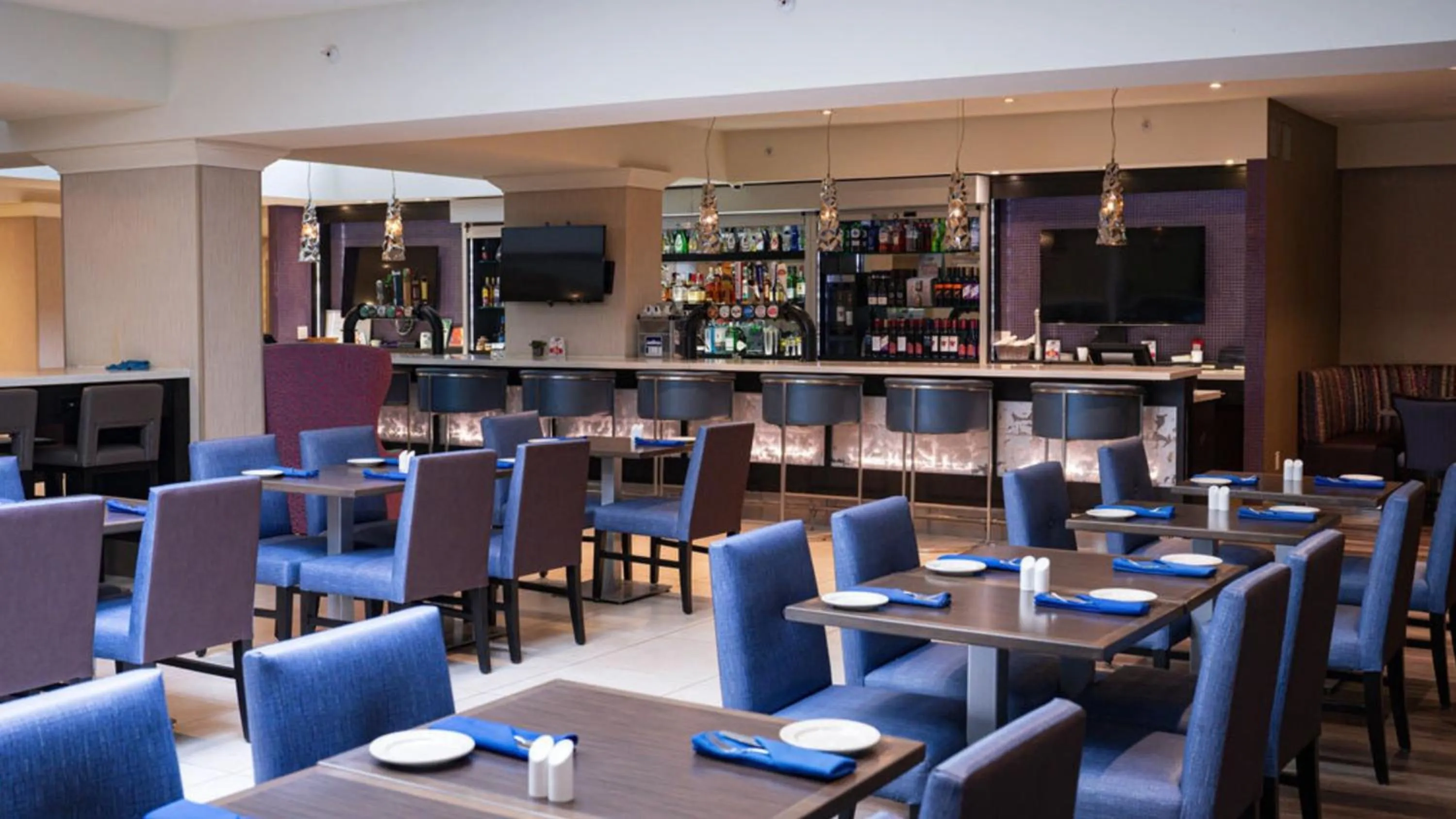 Restaurant/places to eat in Holiday Inn Toronto International Airport by IHG