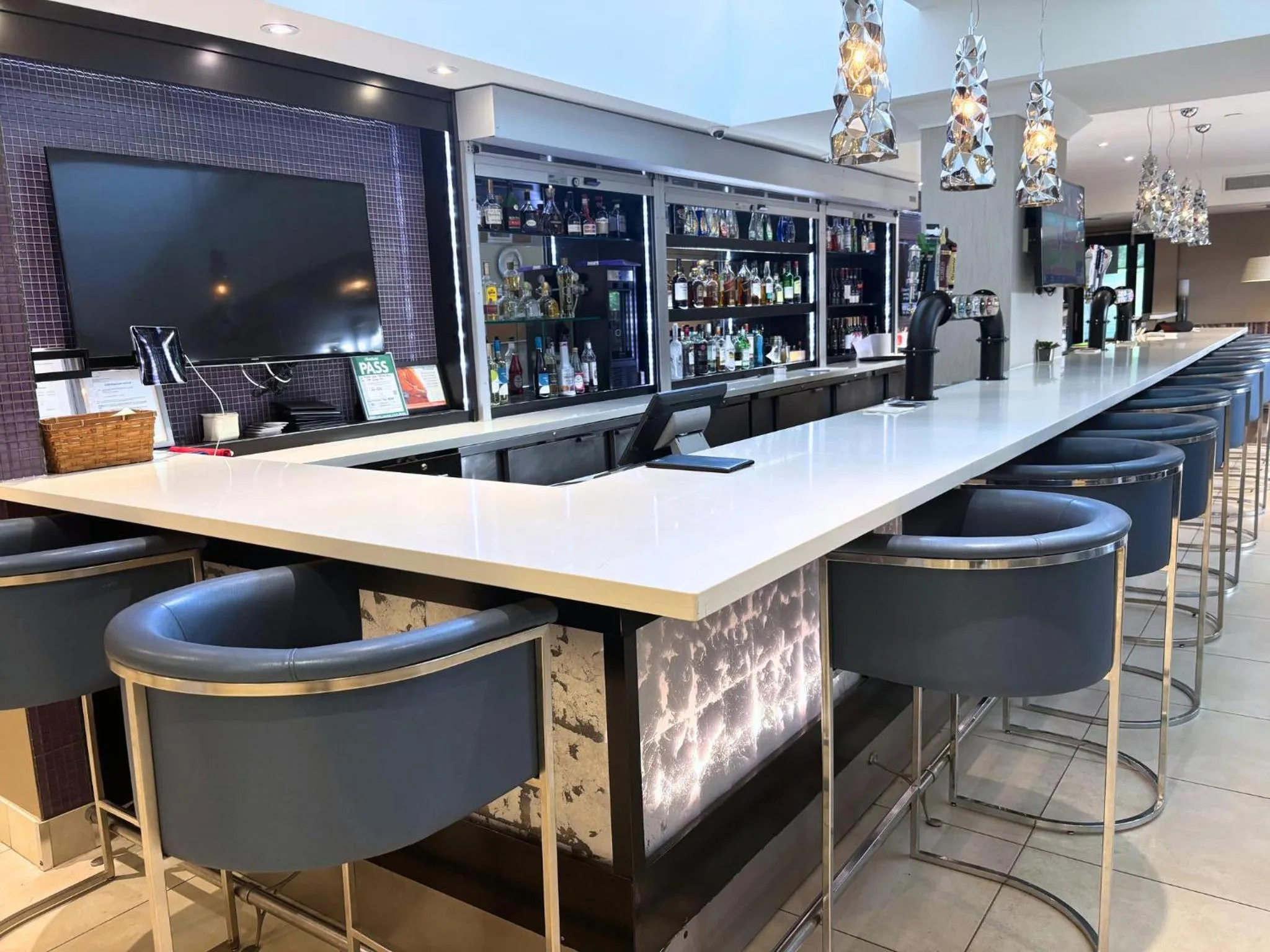 Lounge or bar in Holiday Inn Toronto International Airport by IHG