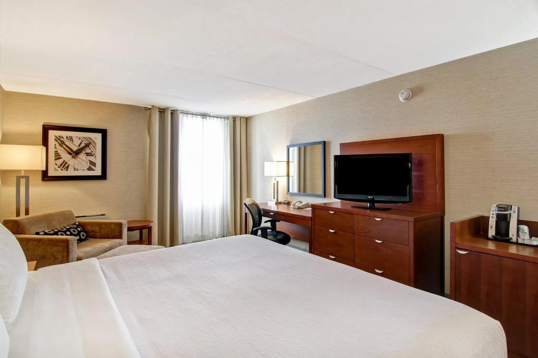 Photo of the whole room, Bed in Holiday Inn Oakville Centre by IHG