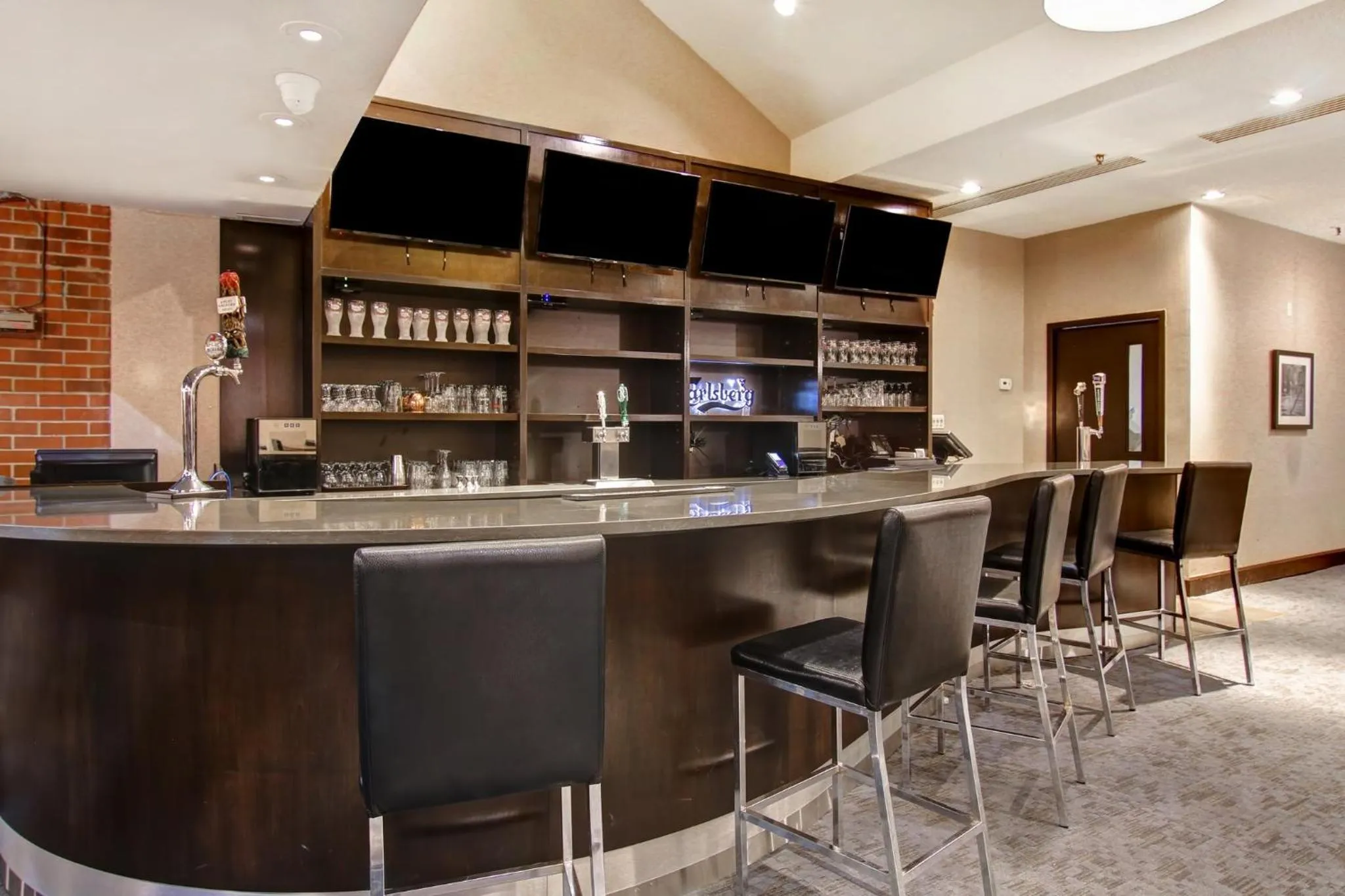 Lounge or bar in Holiday Inn Oakville Centre by IHG