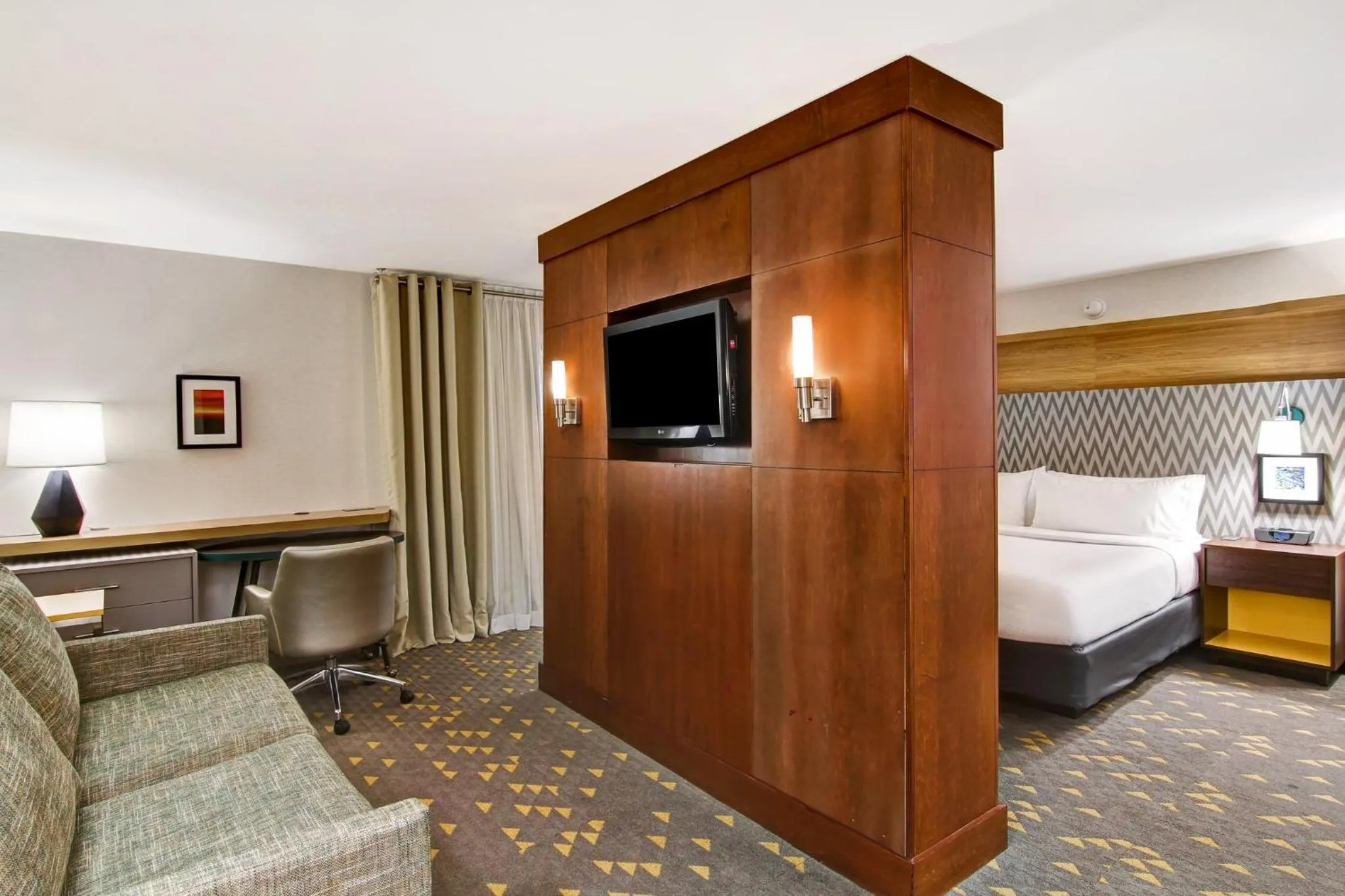 Photo of the whole room, Bed in Holiday Inn Oakville Centre by IHG