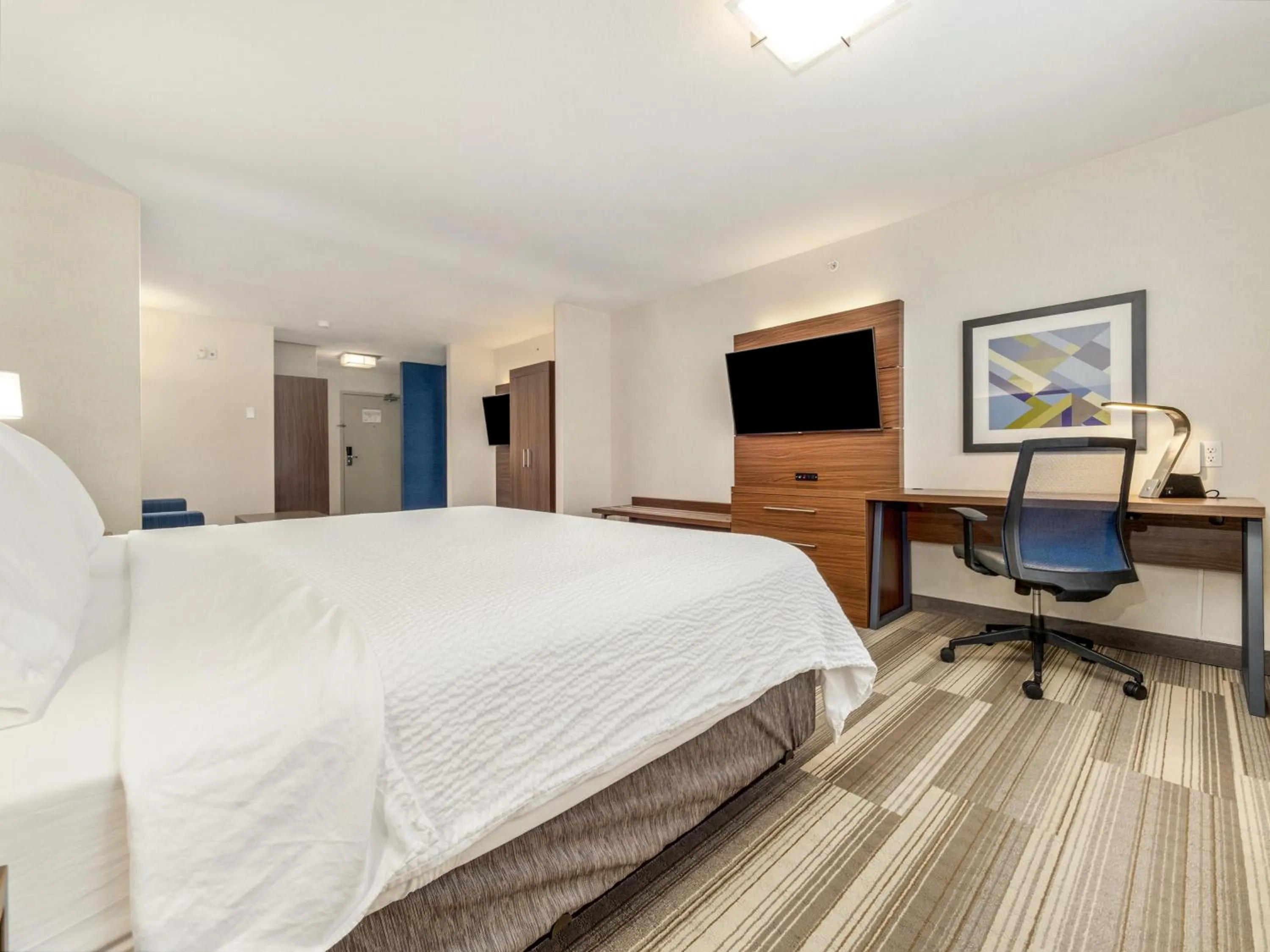 Photo of the whole room, Bed in Holiday Inn Express & Suites Medicine Hat by IHG