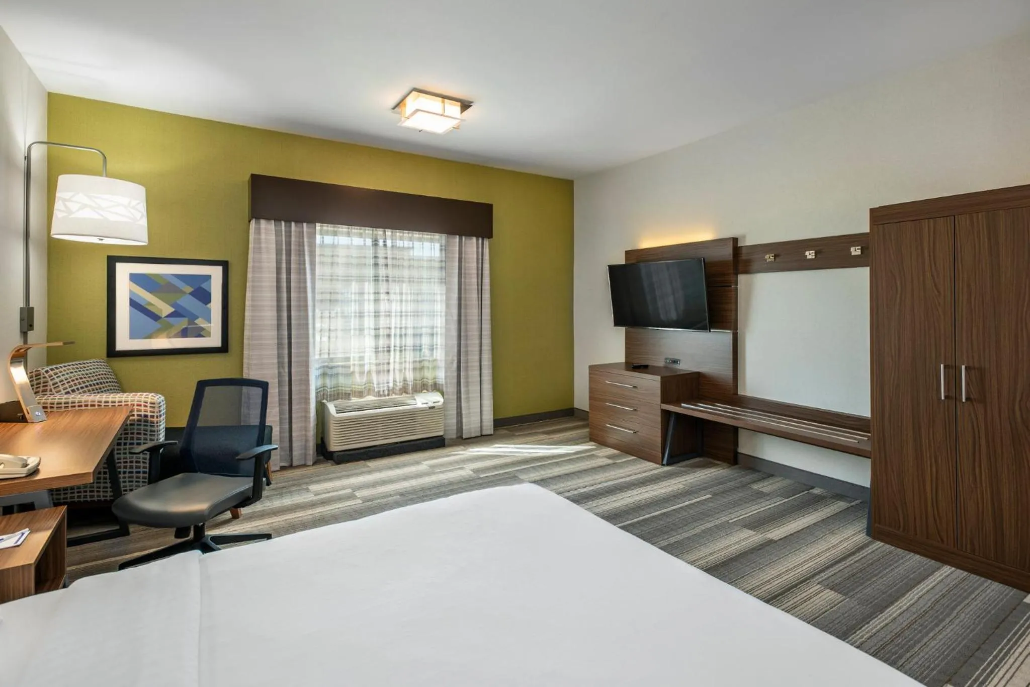 Photo of the whole room, Bed in Holiday Inn Express & Suites Medicine Hat by IHG