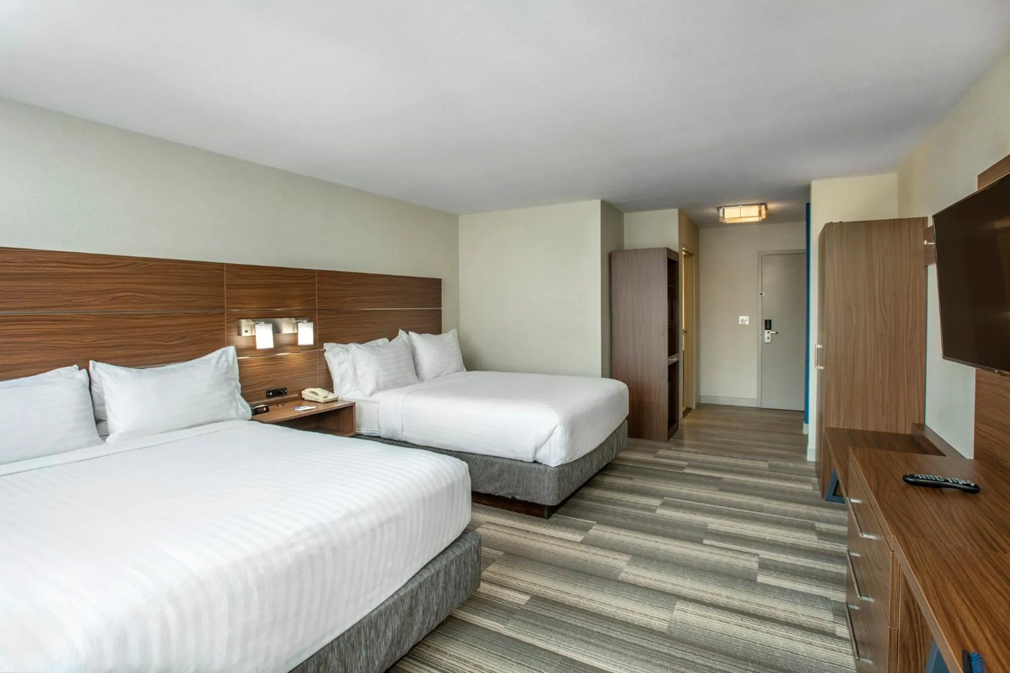 Photo of the whole room, Bed in Holiday Inn Express & Suites Medicine Hat by IHG