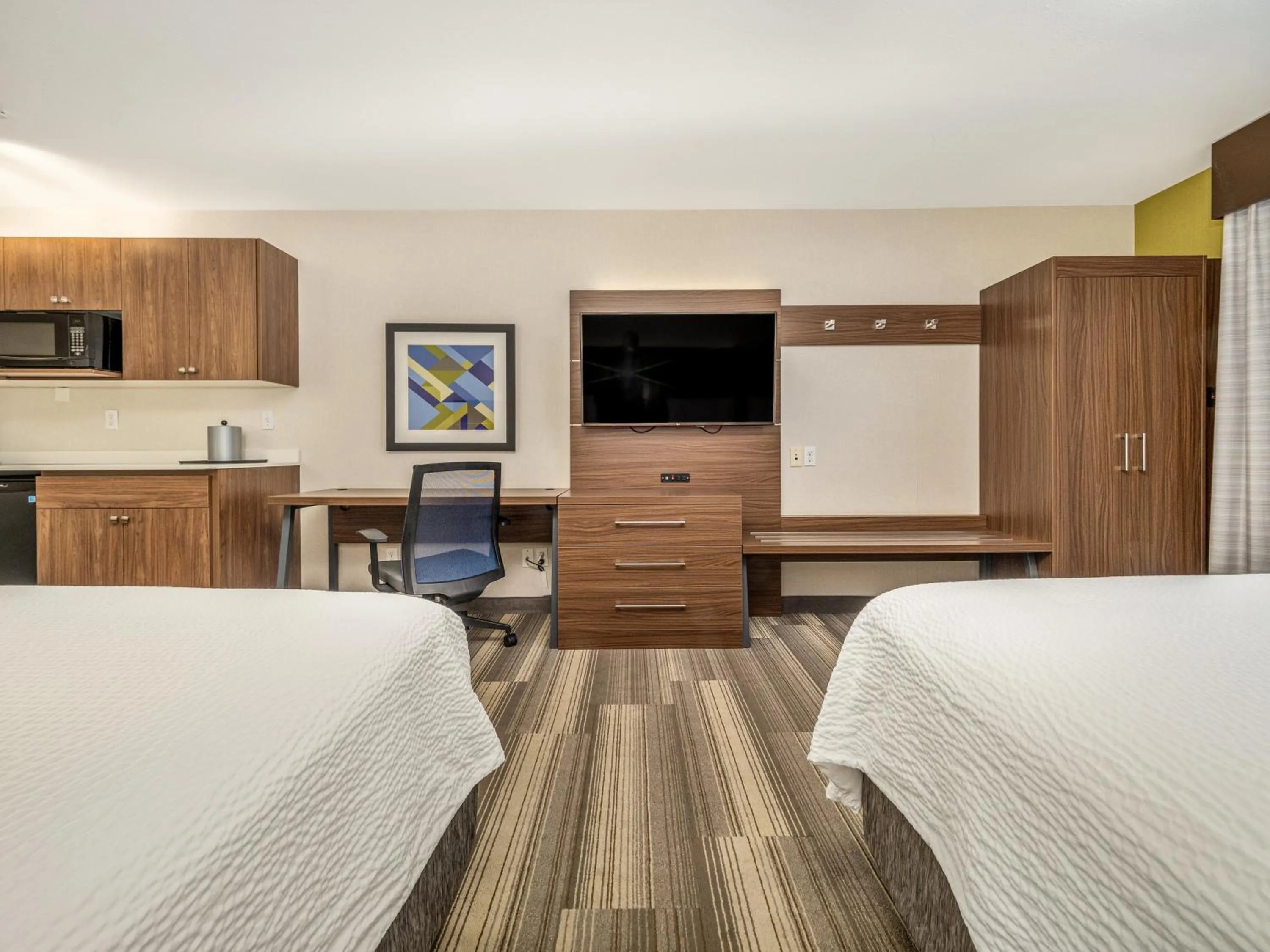 Photo of the whole room, Bed in Holiday Inn Express & Suites Medicine Hat by IHG