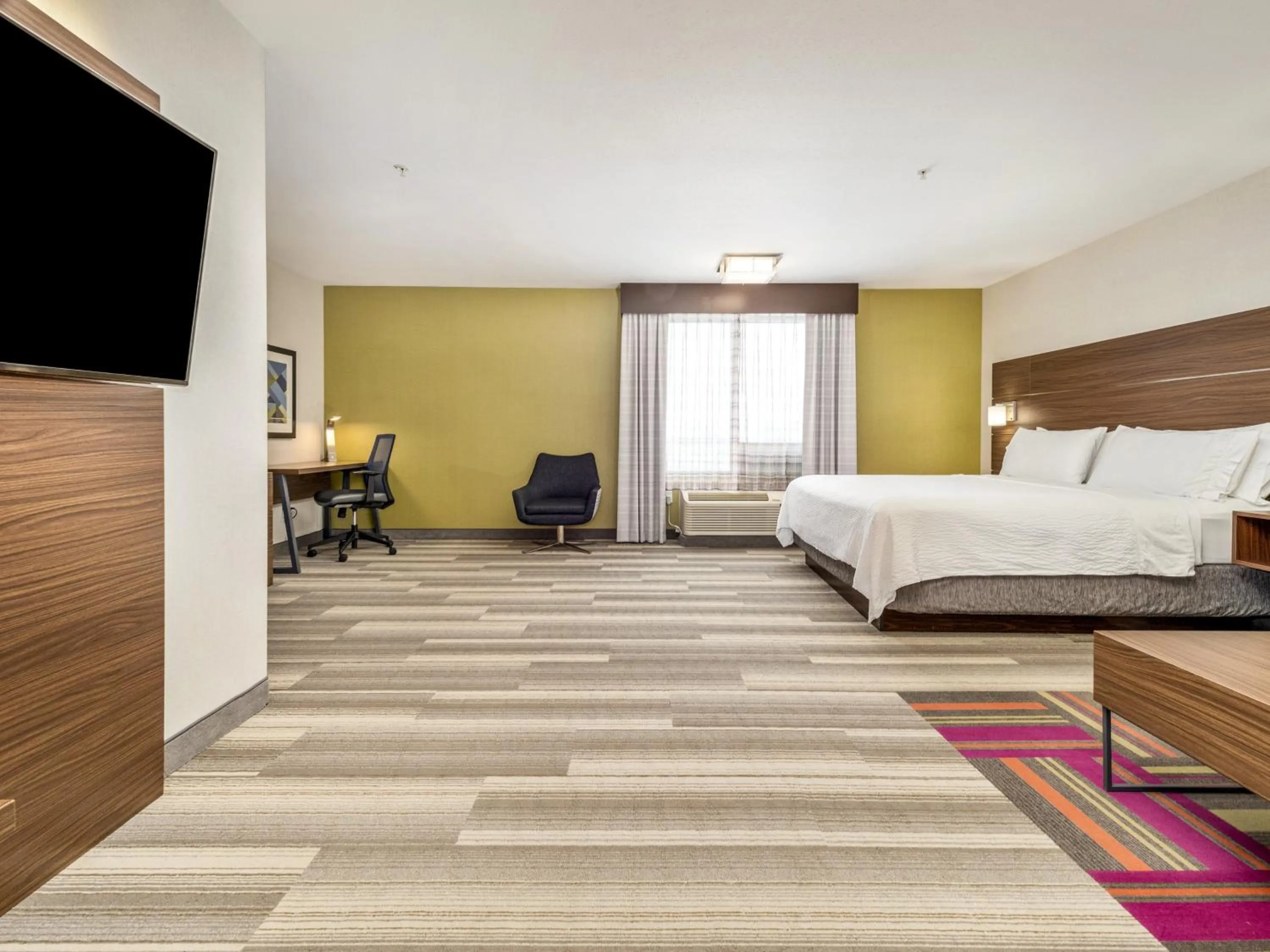 Photo of the whole room, Bed in Holiday Inn Express & Suites Medicine Hat by IHG
