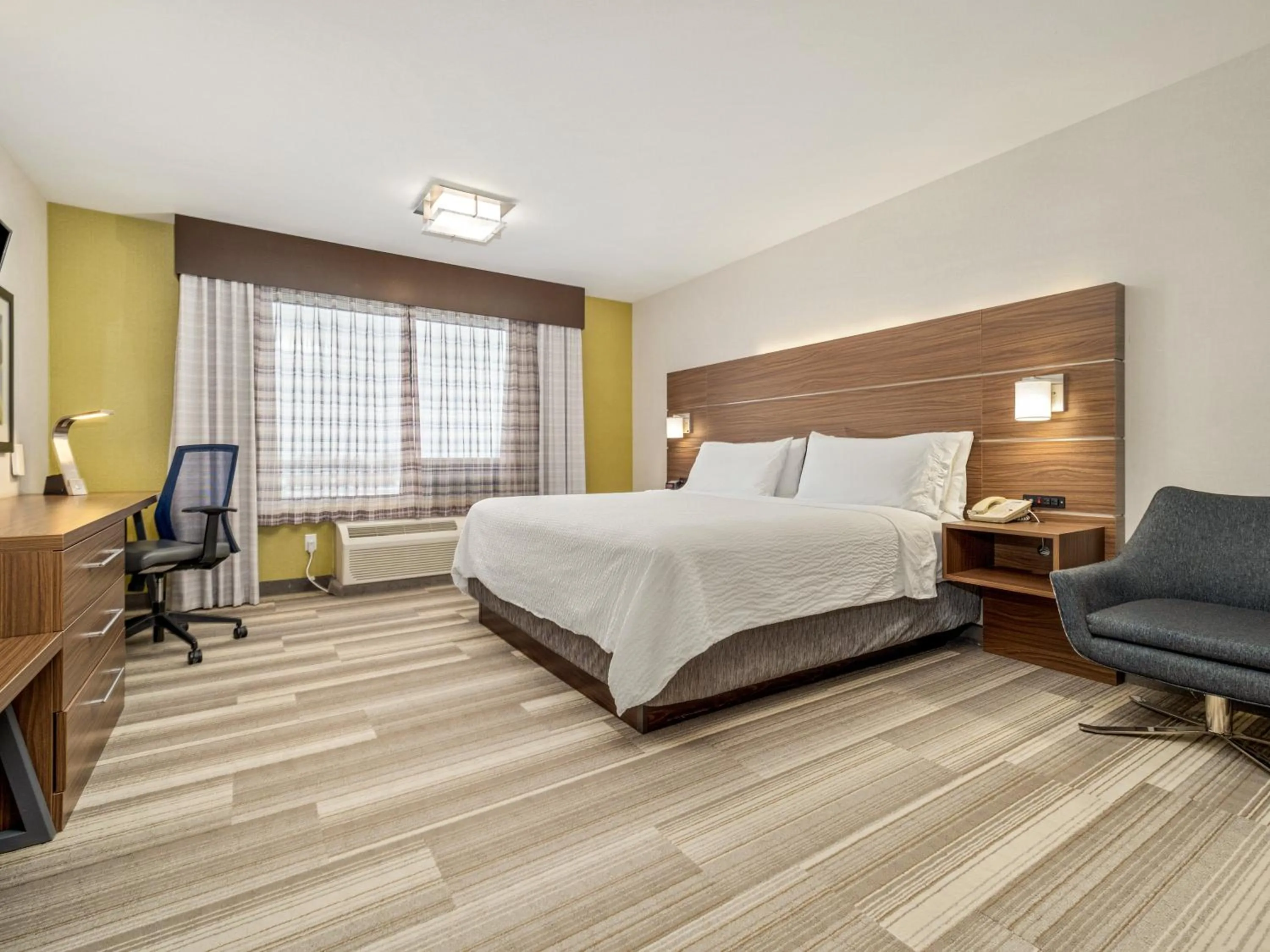 Photo of the whole room, Bed in Holiday Inn Express & Suites Medicine Hat by IHG