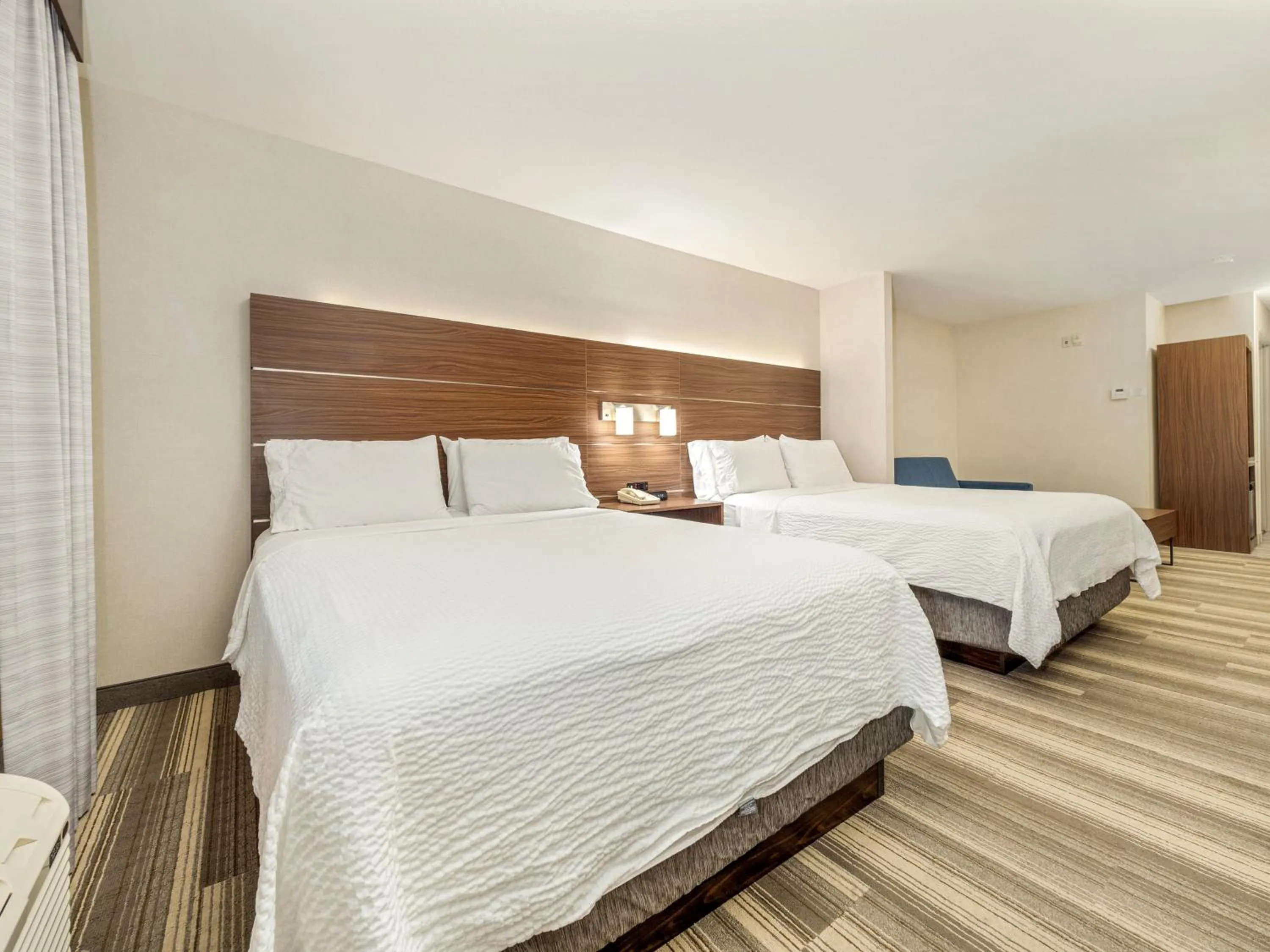 Photo of the whole room, Bed in Holiday Inn Express & Suites Medicine Hat by IHG