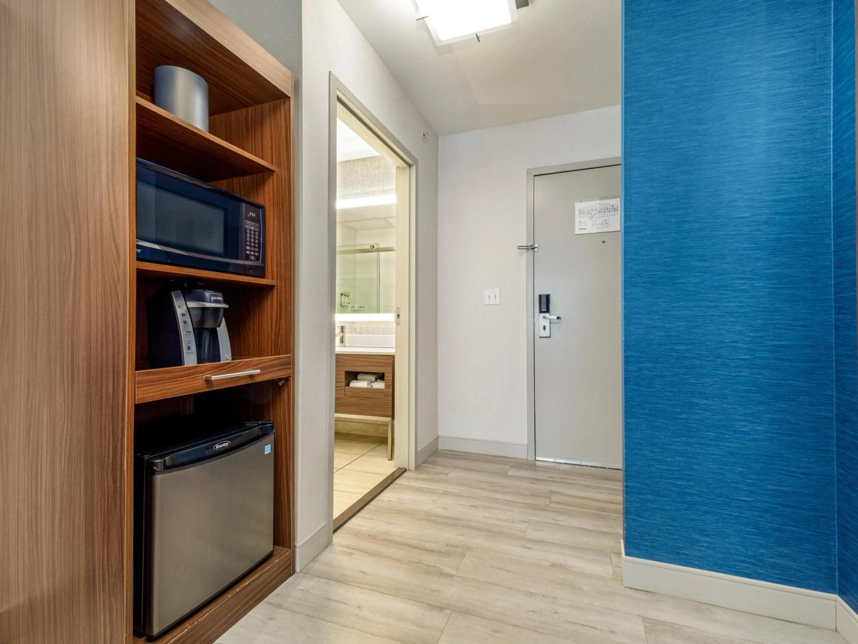 Coffee/tea facilities in Holiday Inn Express & Suites Medicine Hat by IHG