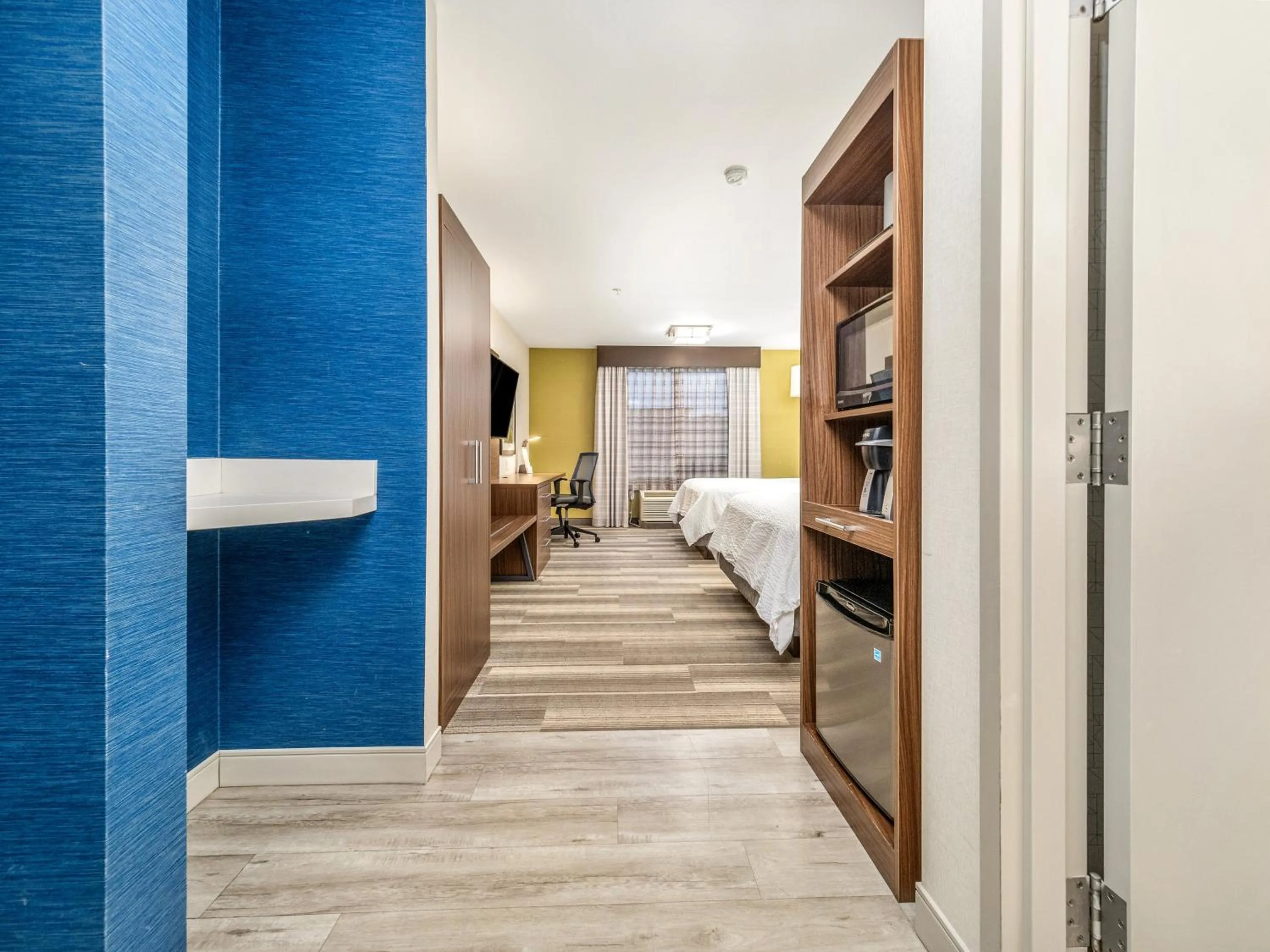 Photo of the whole room, Bed in Holiday Inn Express & Suites Medicine Hat by IHG