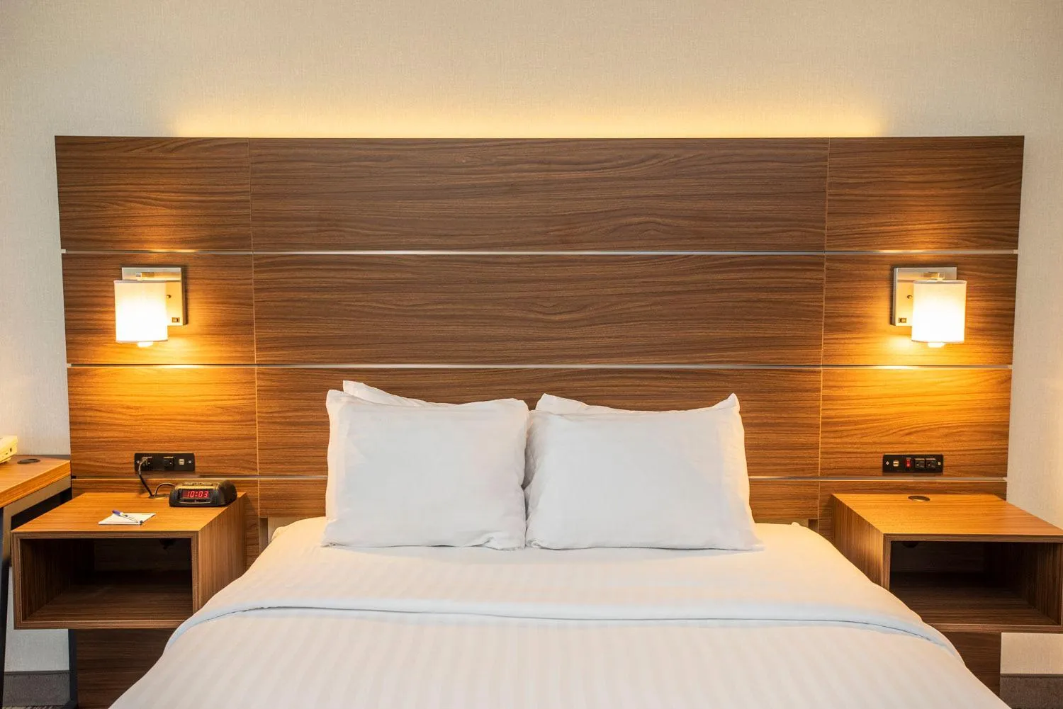 Bed in Holiday Inn Express & Suites Medicine Hat by IHG