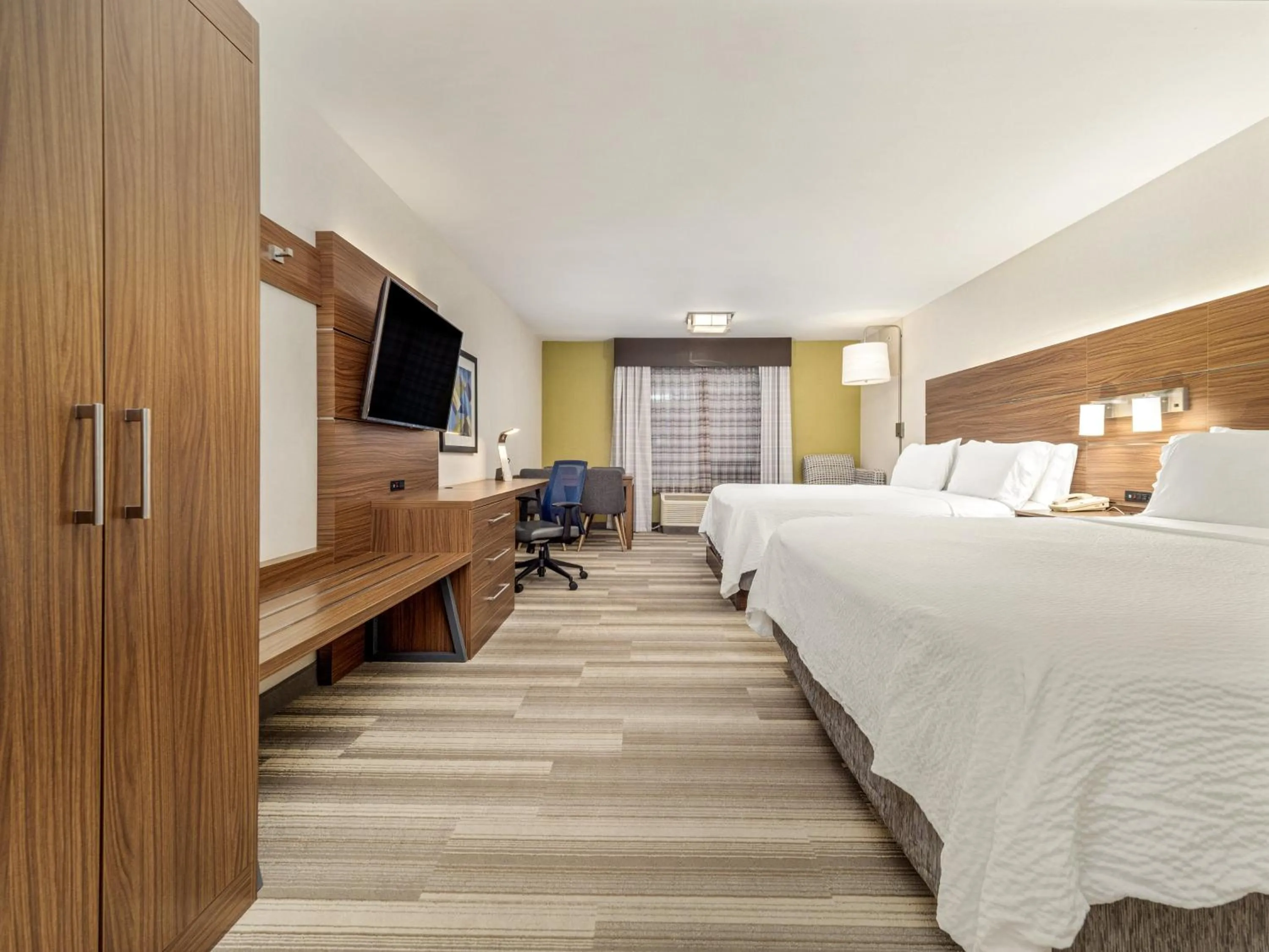 Photo of the whole room, Bed in Holiday Inn Express & Suites Medicine Hat by IHG
