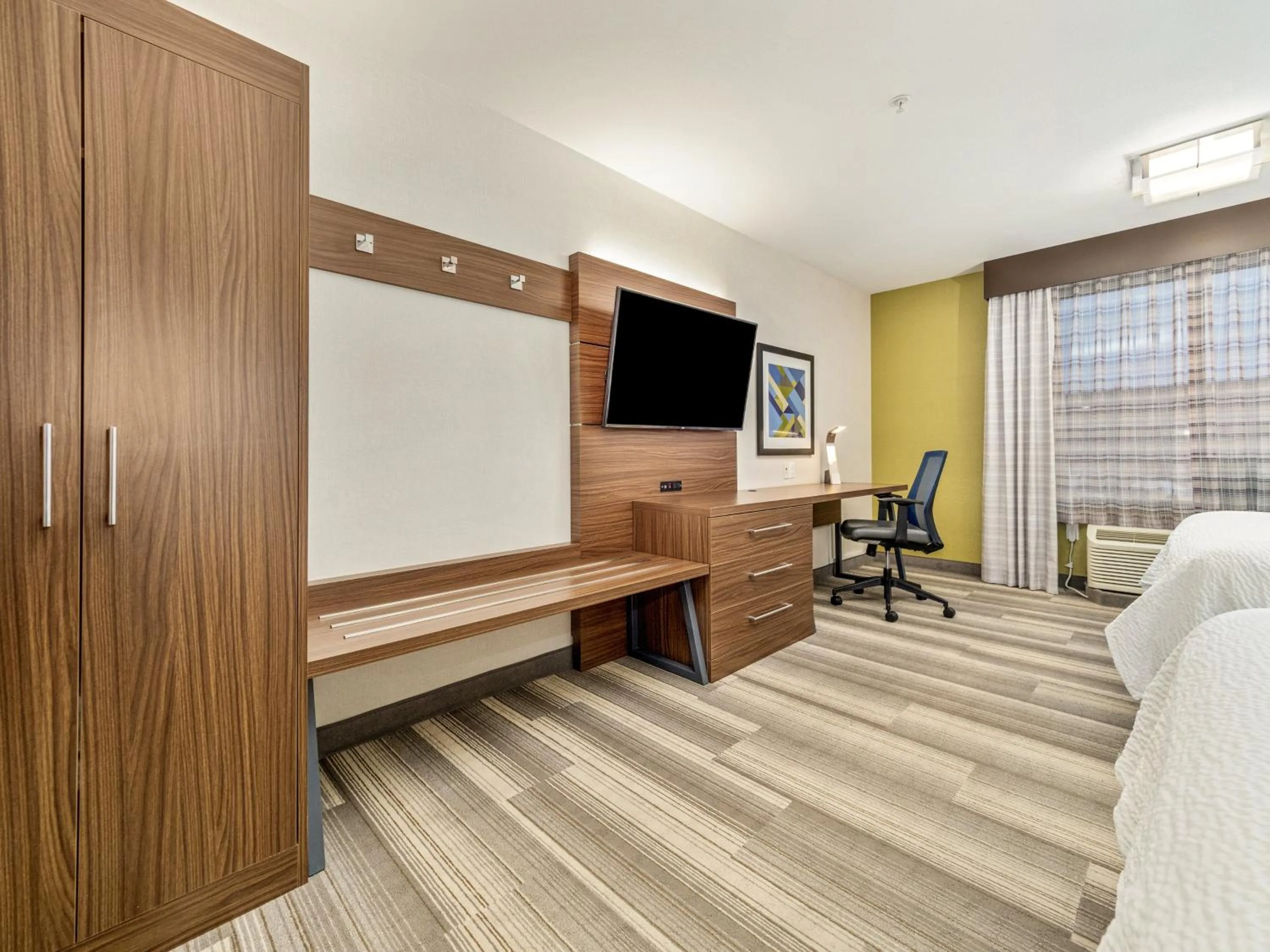 Photo of the whole room, Bed in Holiday Inn Express & Suites Medicine Hat by IHG