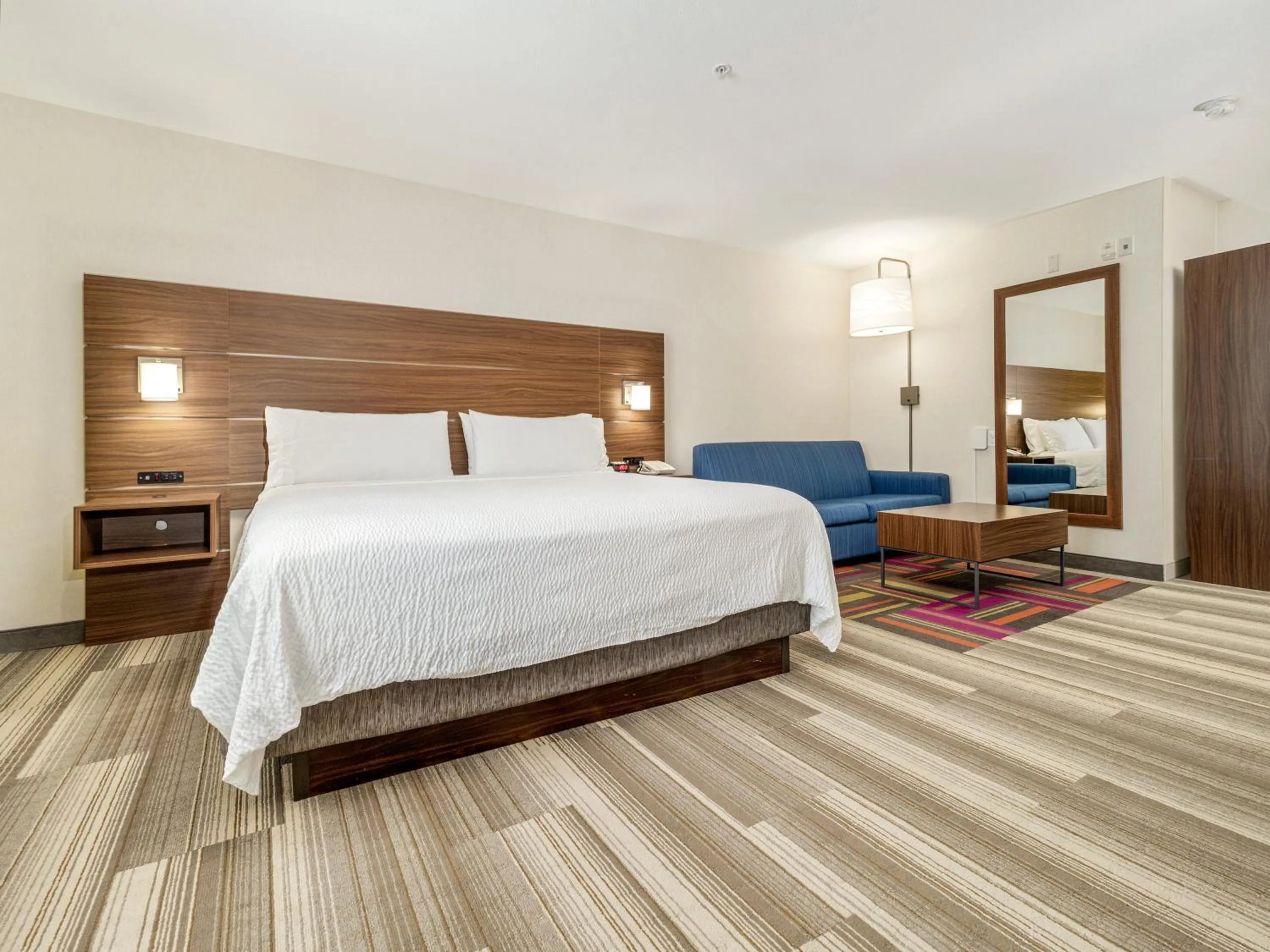 Photo of the whole room, Bed in Holiday Inn Express & Suites Medicine Hat by IHG