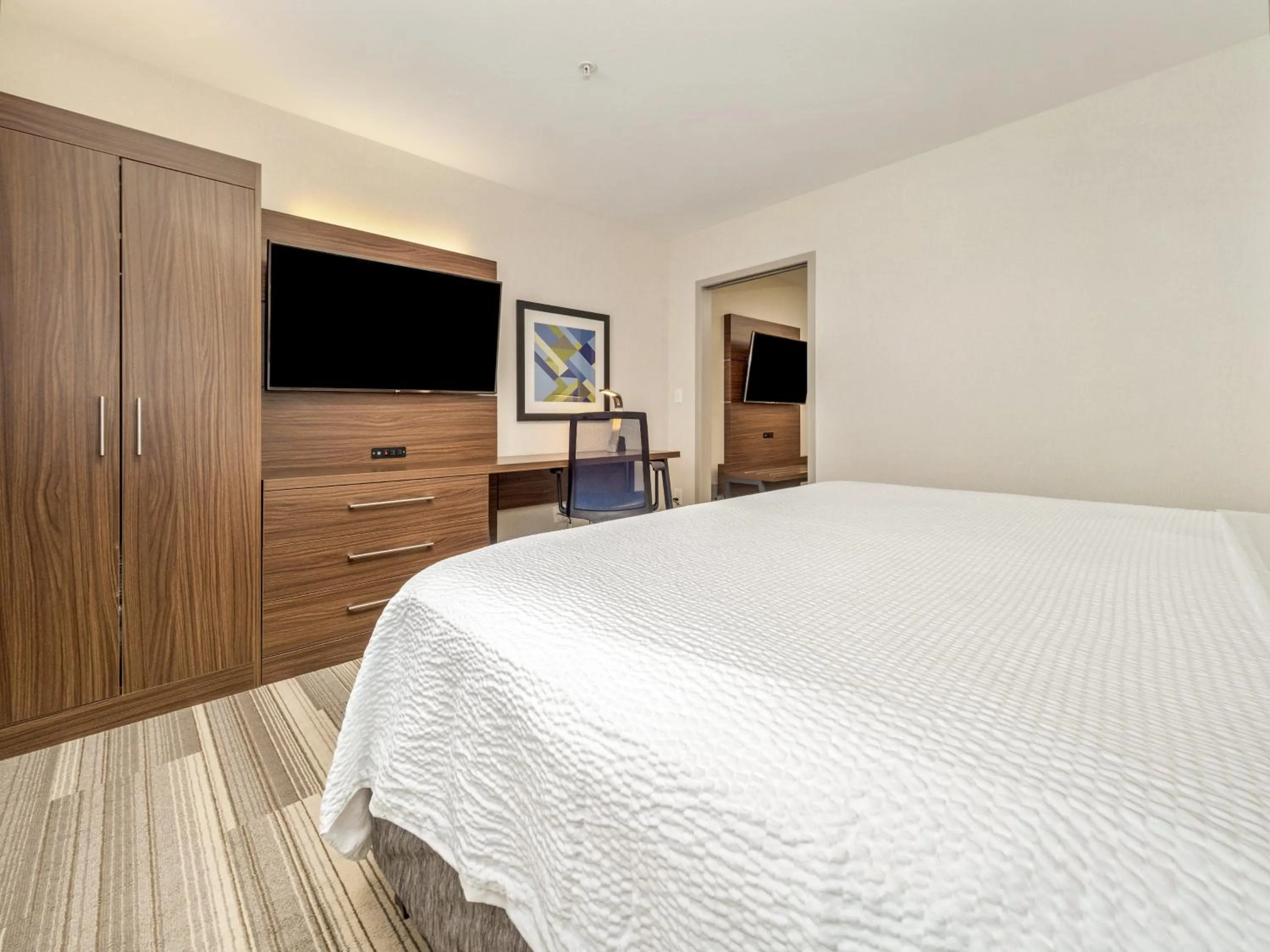 Photo of the whole room, Bed in Holiday Inn Express & Suites Medicine Hat by IHG