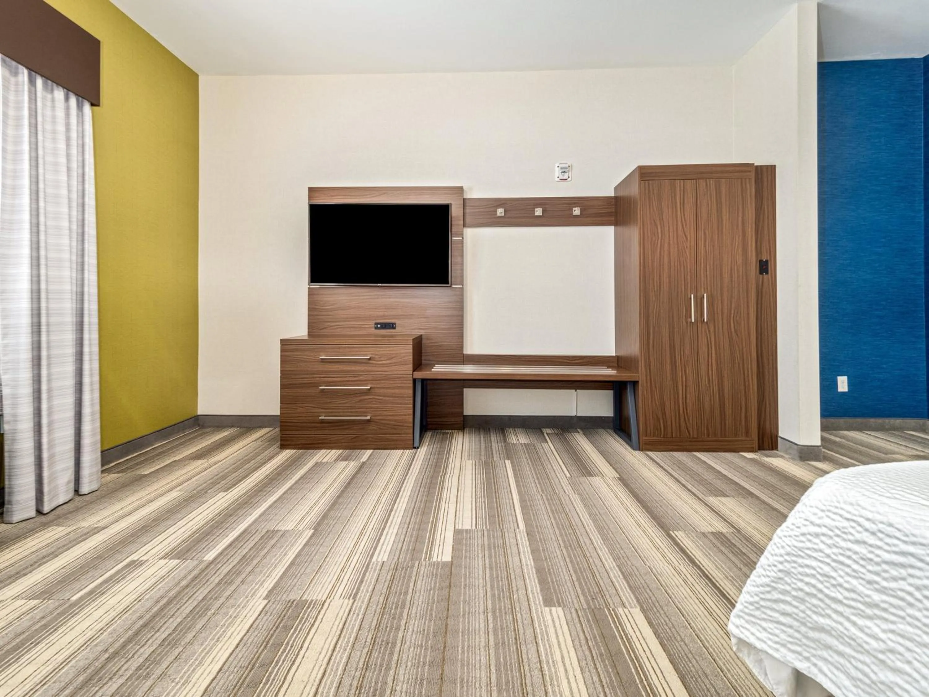 Photo of the whole room, Bed in Holiday Inn Express & Suites Medicine Hat by IHG