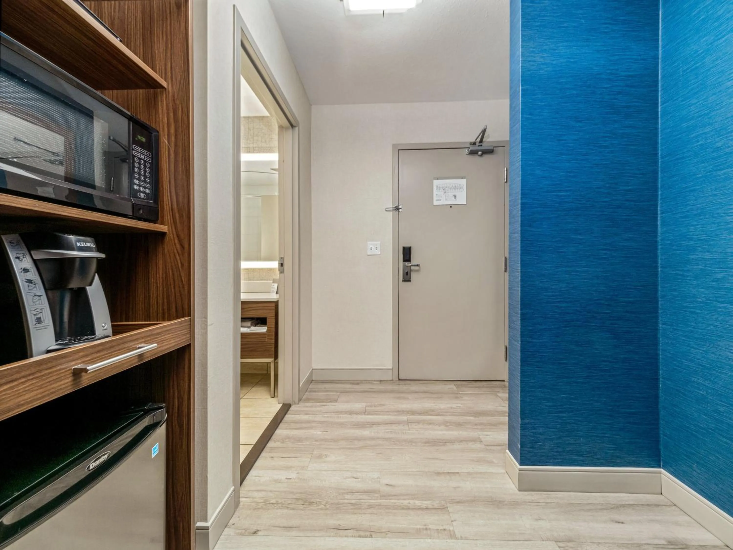 Coffee/tea facilities in Holiday Inn Express & Suites Medicine Hat by IHG