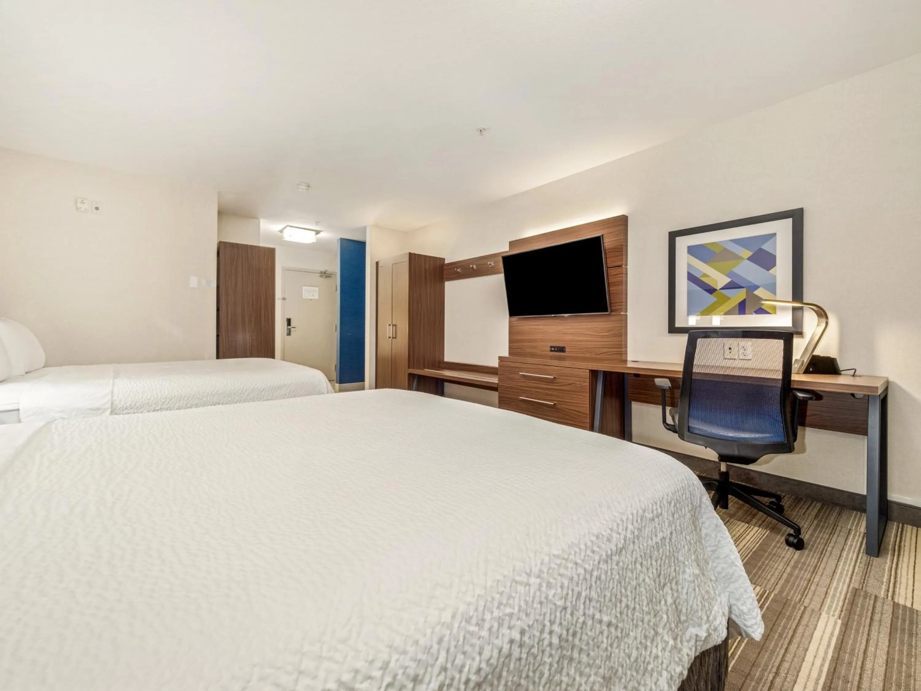 Photo of the whole room, Bed in Holiday Inn Express & Suites Medicine Hat by IHG