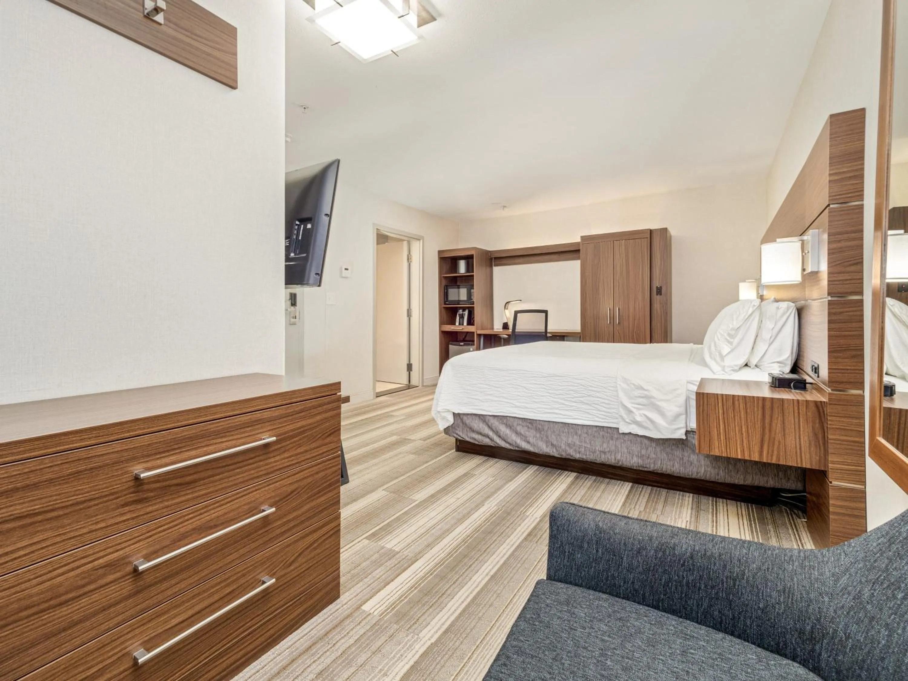 Photo of the whole room, Bed in Holiday Inn Express & Suites Medicine Hat by IHG