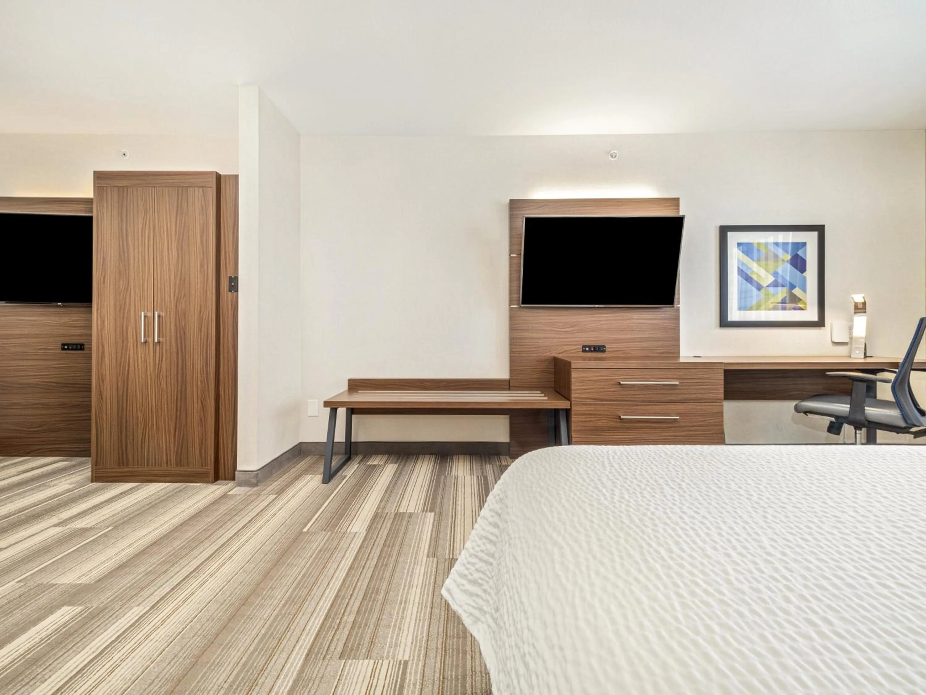 Photo of the whole room, Bed in Holiday Inn Express & Suites Medicine Hat by IHG