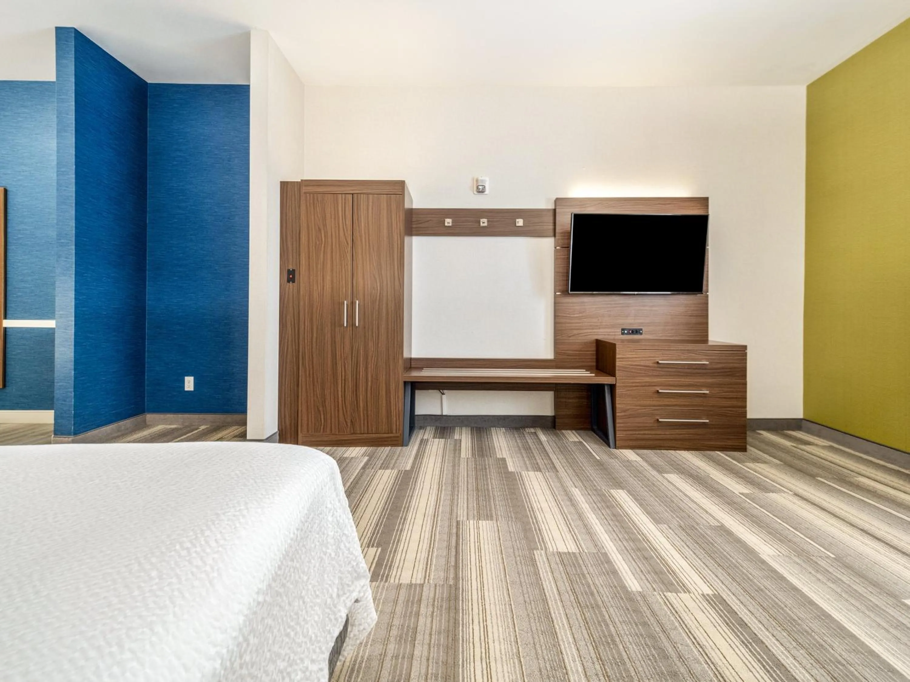 Photo of the whole room, Bed in Holiday Inn Express & Suites Medicine Hat by IHG