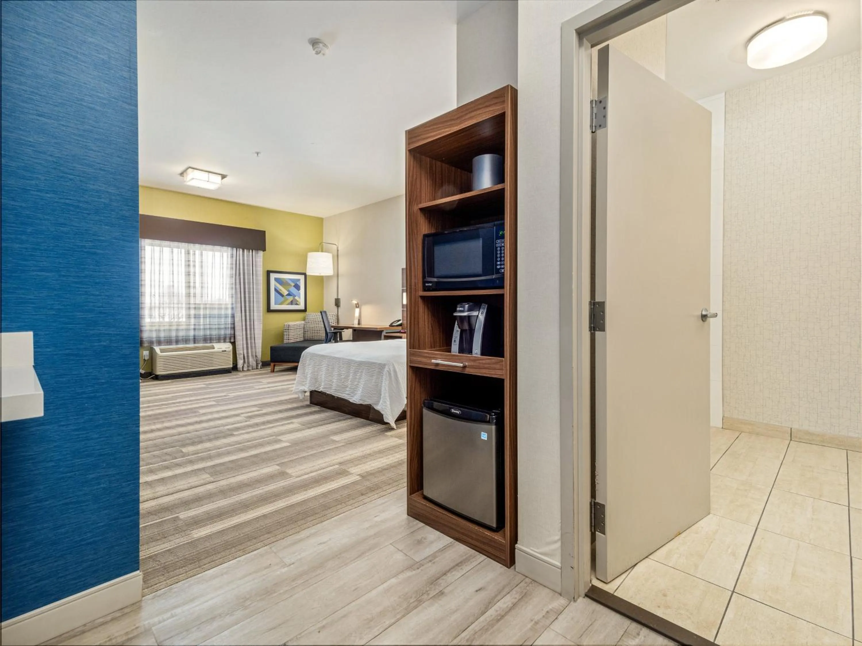 Photo of the whole room, Bed in Holiday Inn Express & Suites Medicine Hat by IHG